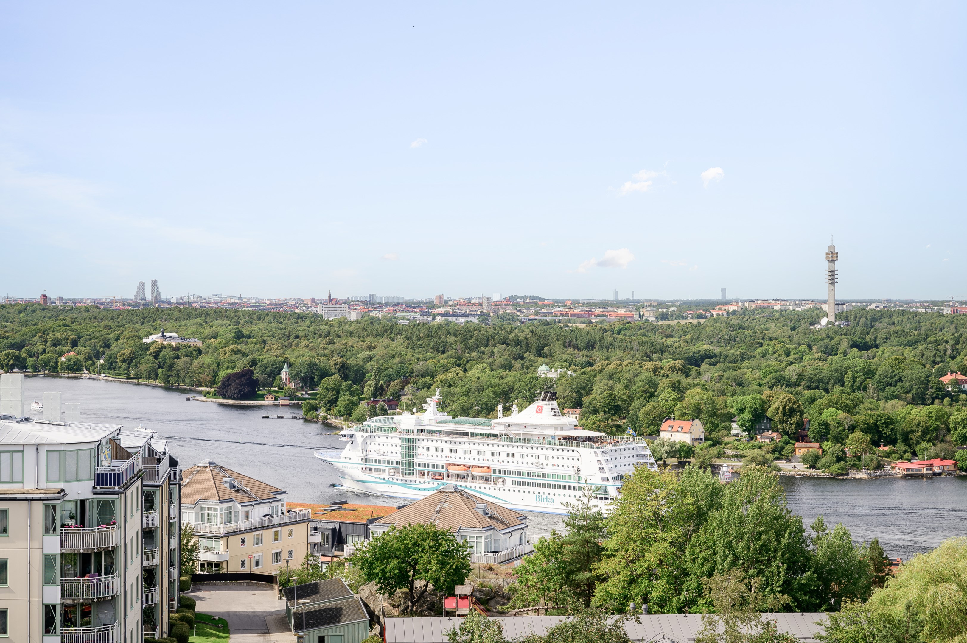 Etagelägenhet högst upp i huset med utsikt över Djurgården hela vägen in mot stan.