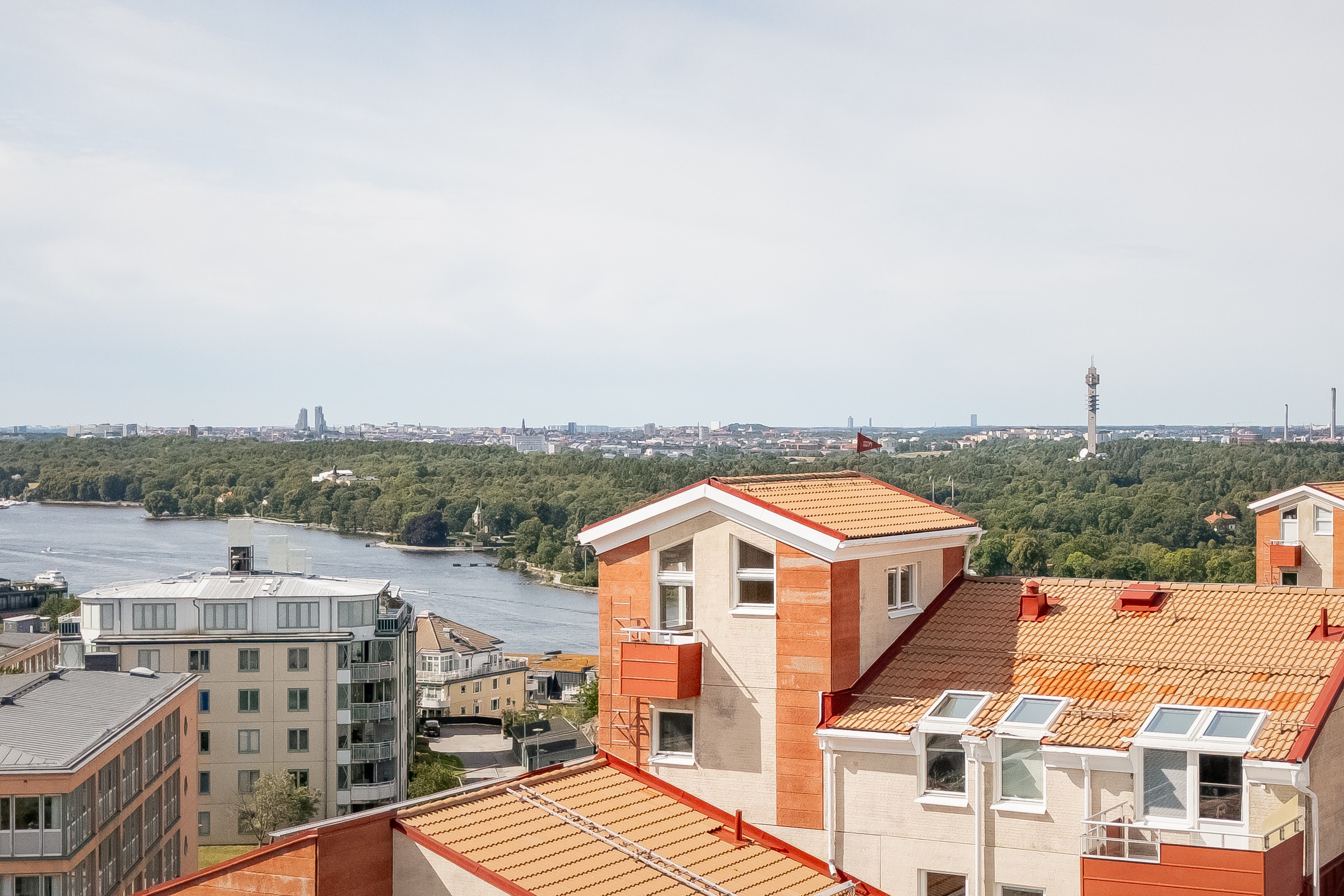 Lägenhetens tornrum och södervända balkong i vinkel från sydost.