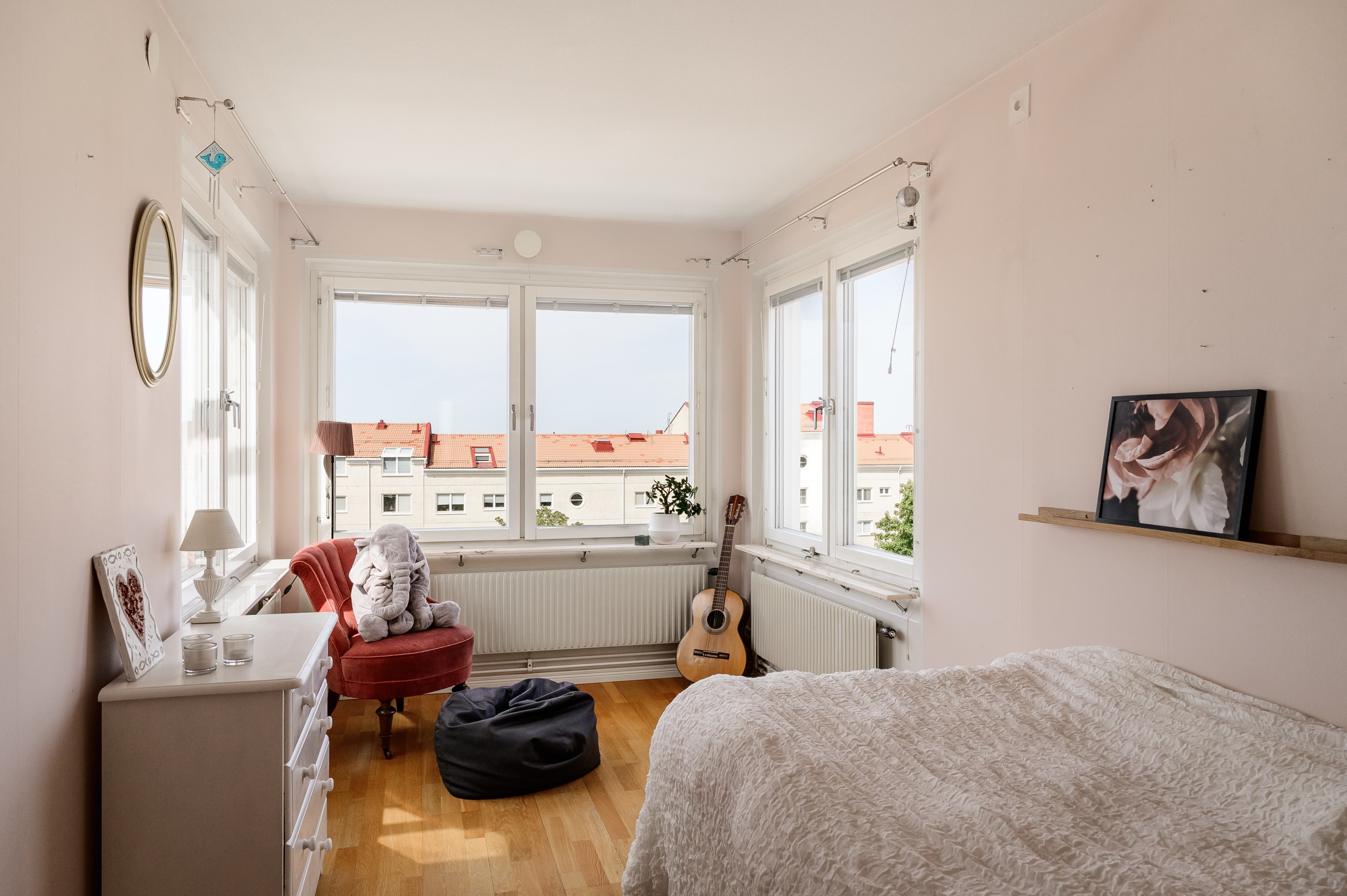 Sovrum med utsikt i tre väderstreck.