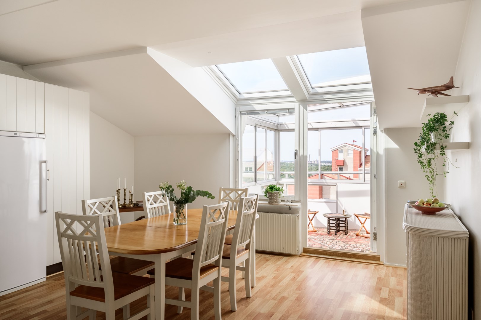 Kök och matplats med utgång till balkongen i norr.