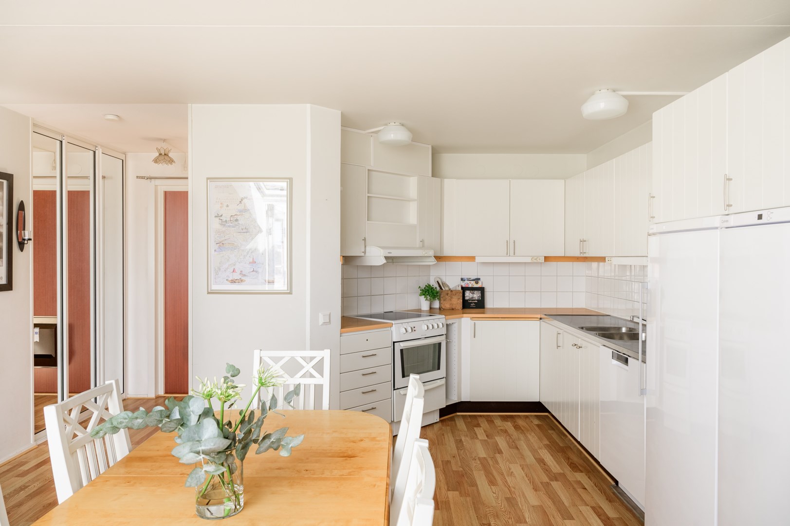 Till vänster skymtar entréhallen och runt hörnet nås trappan upp till tornrummet.