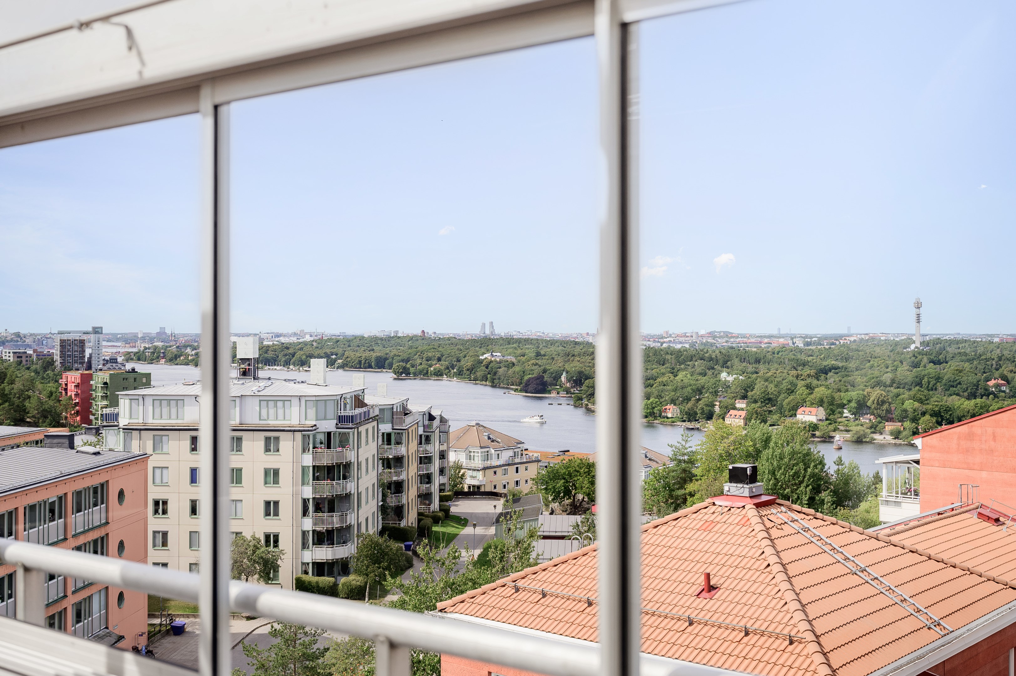 Inglasad balkong med vy över inloppet och dess båttrafik.