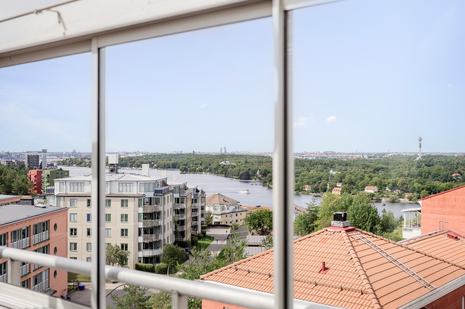 Inglasad balkong med vy över inloppet och dess båttrafik.