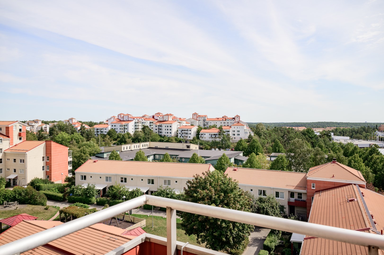 Balkong med rakt söderläge och utsikt mot Nackareservatet i söder.