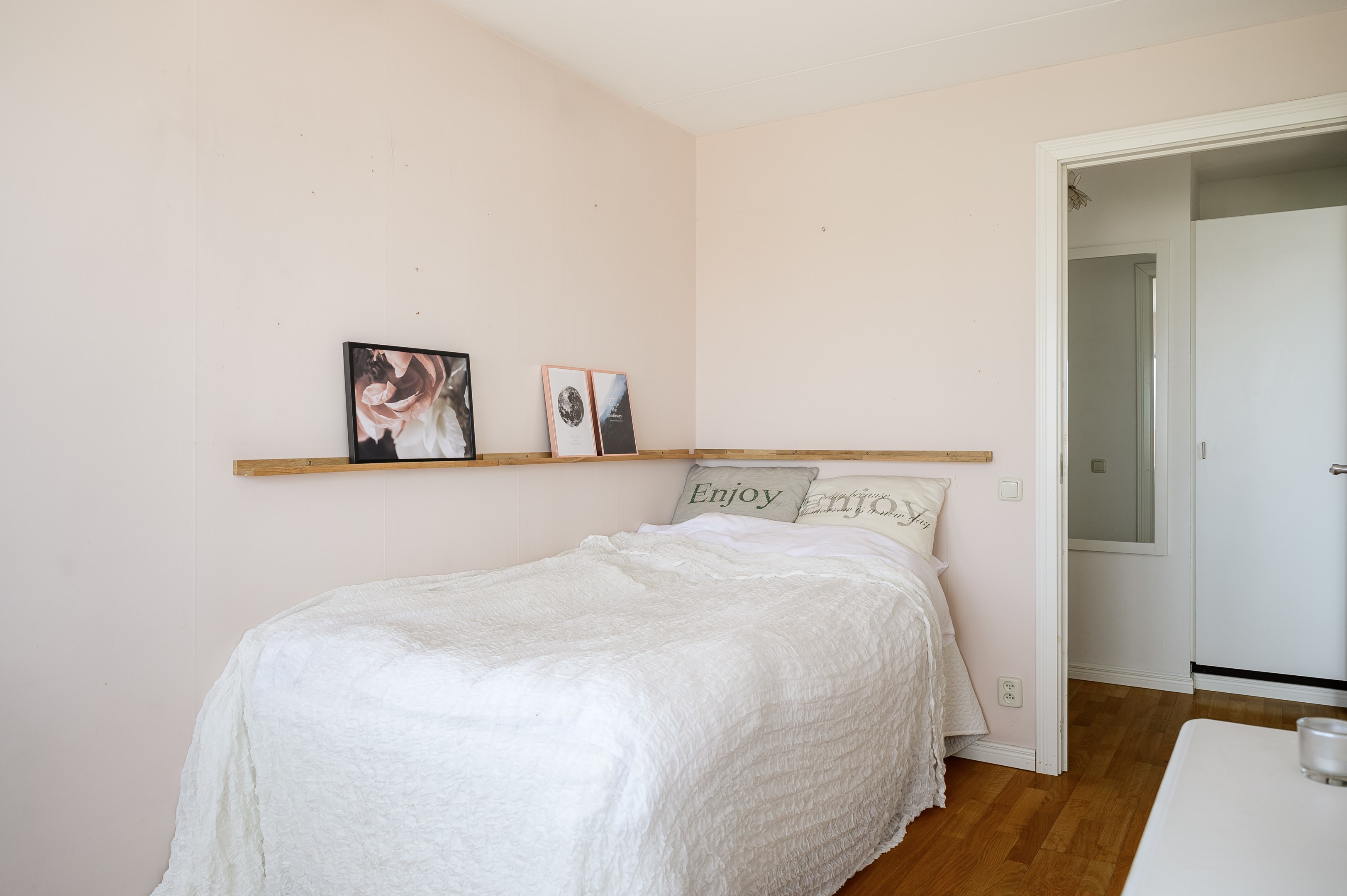 Klädförvaring i garderob i hallen utanför.