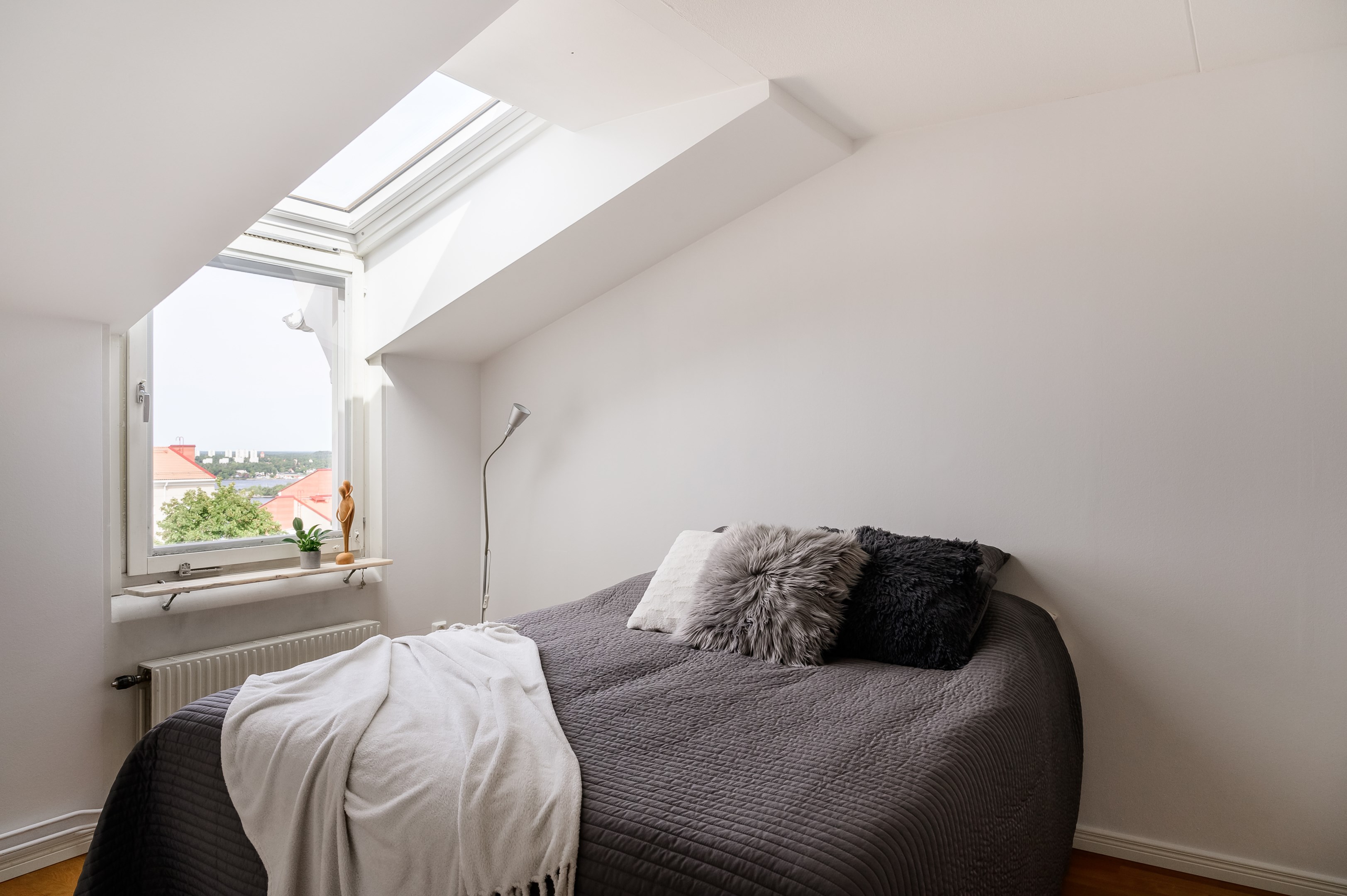 Brutna vinklar och takfönster ger lägenheten karaktär.