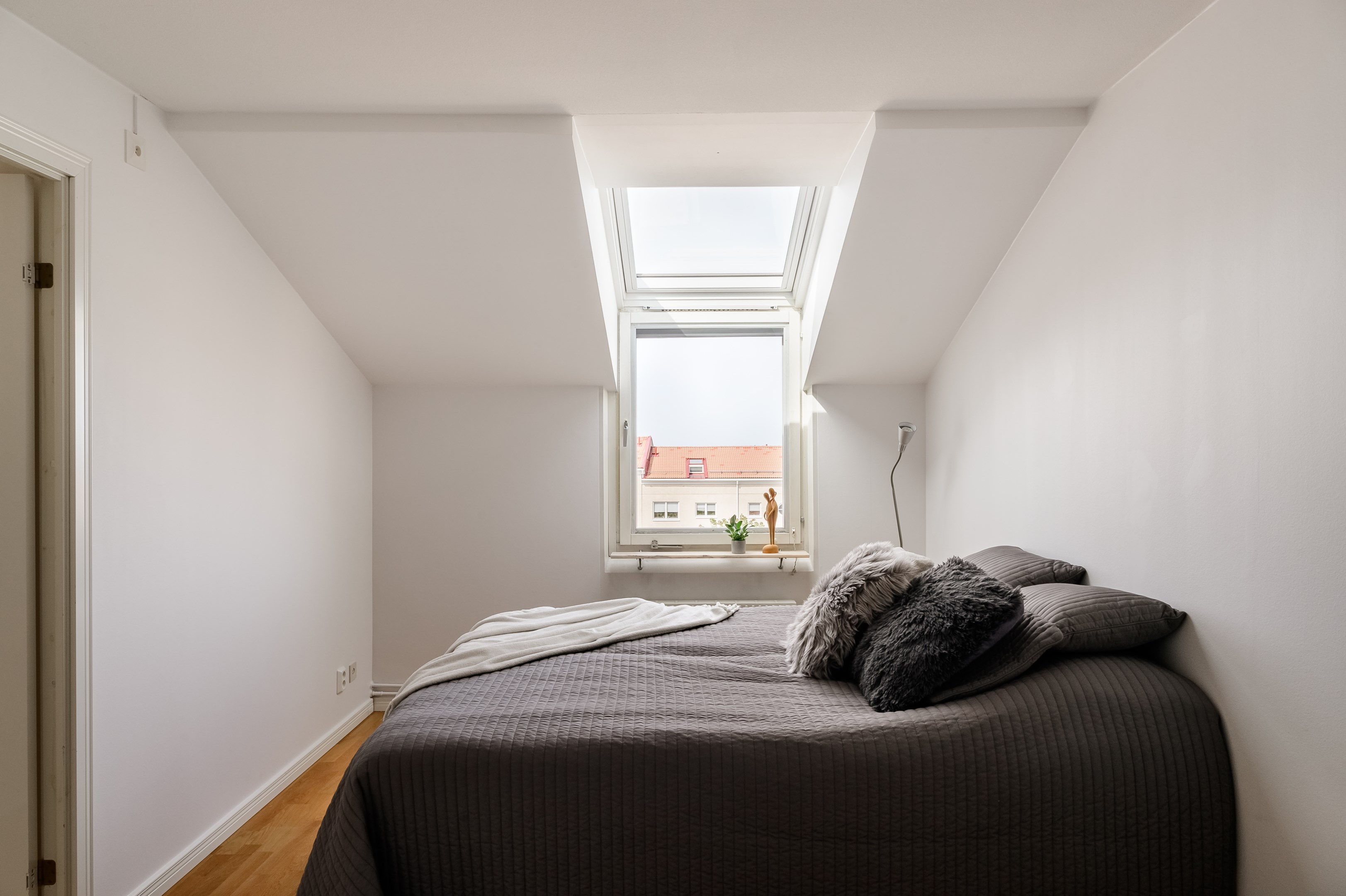 Föräldrasovrum med anslutande klädkammare.