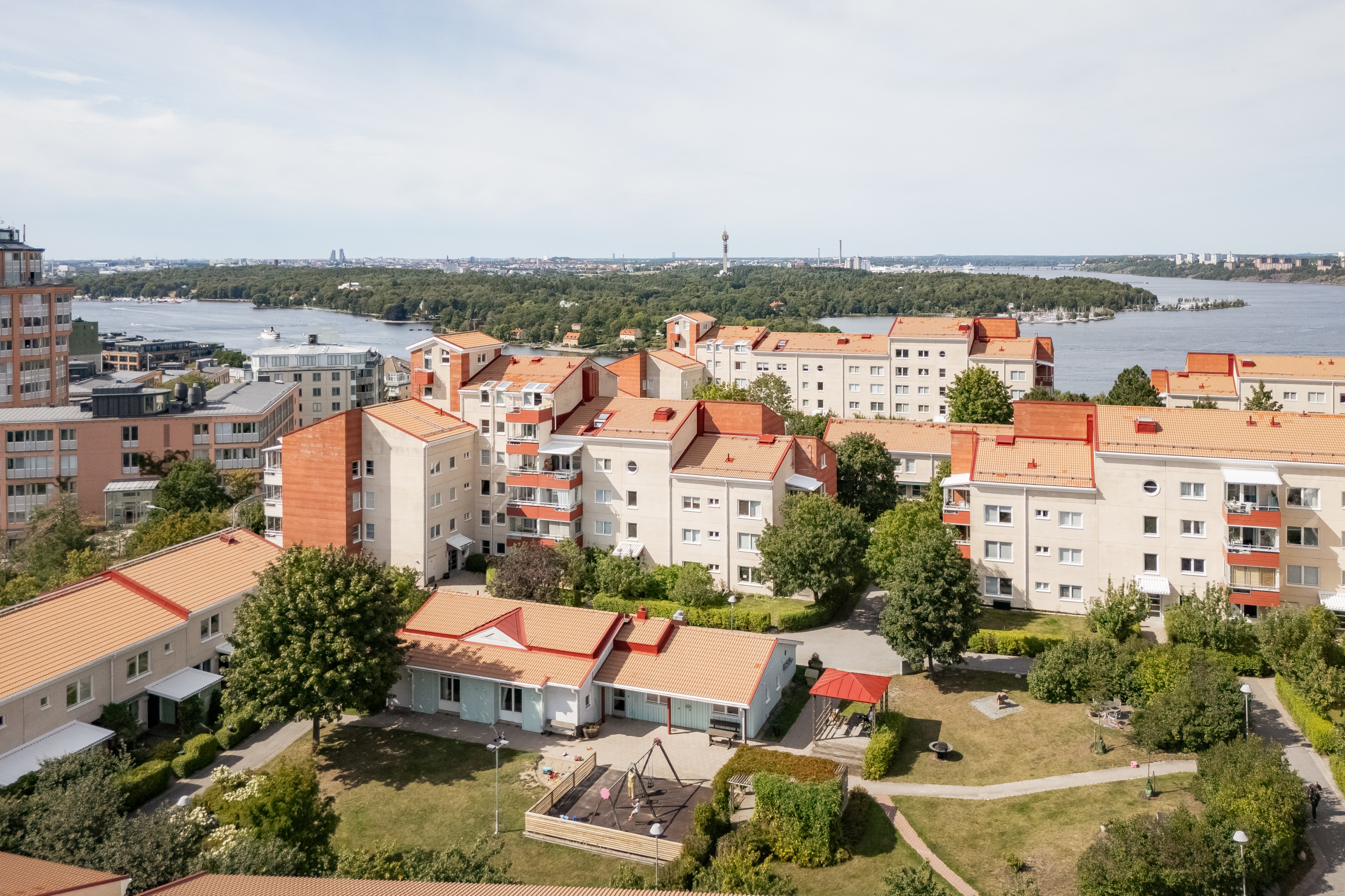 På gården finns föreningshus med fest-/samlingslokal, tvättstuga, bastu & övernattningslägenhet.