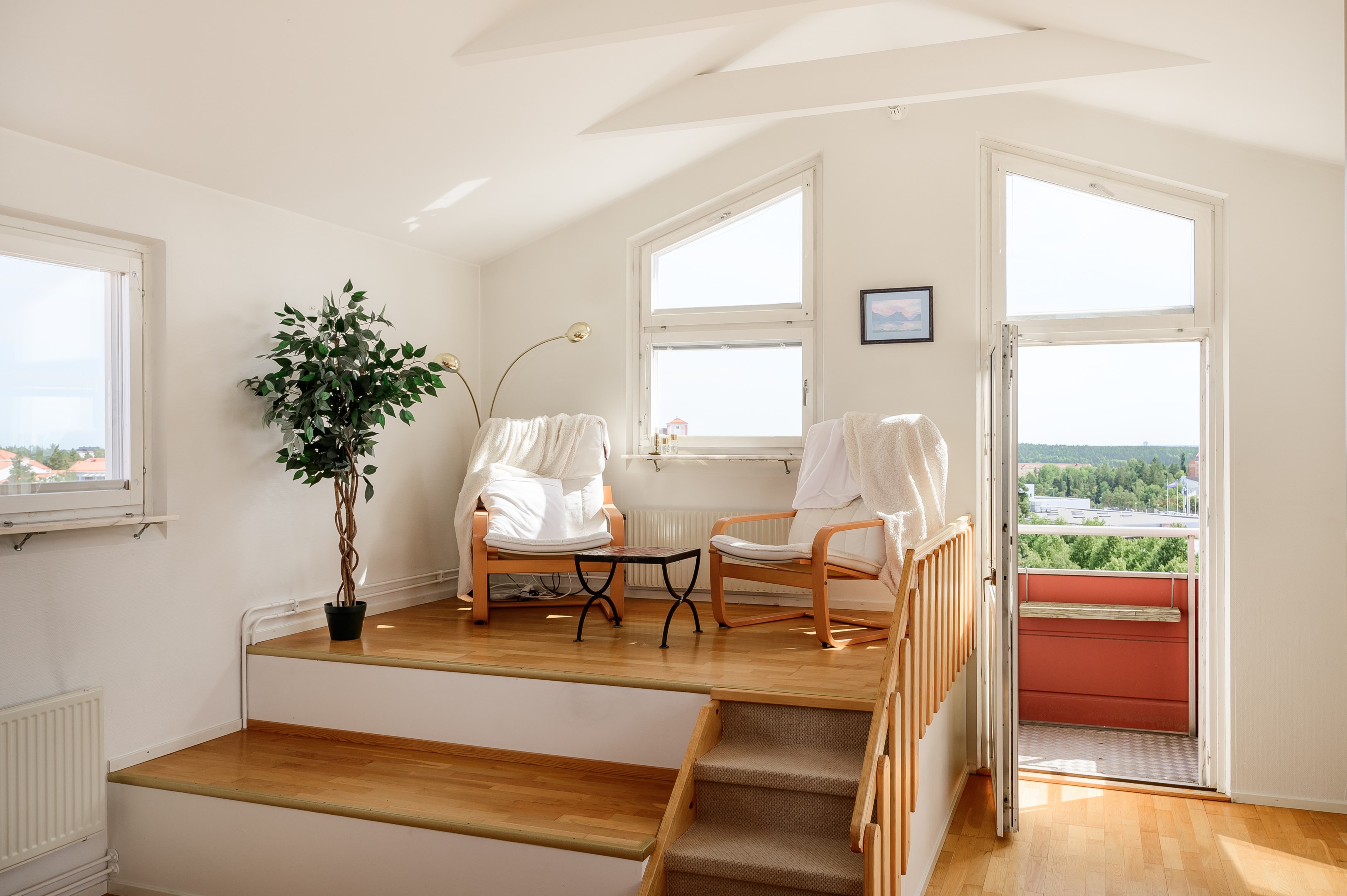 Tre meter i nock och utsikt i alla väderstreck. Därtill utgång till södervänd balkong.