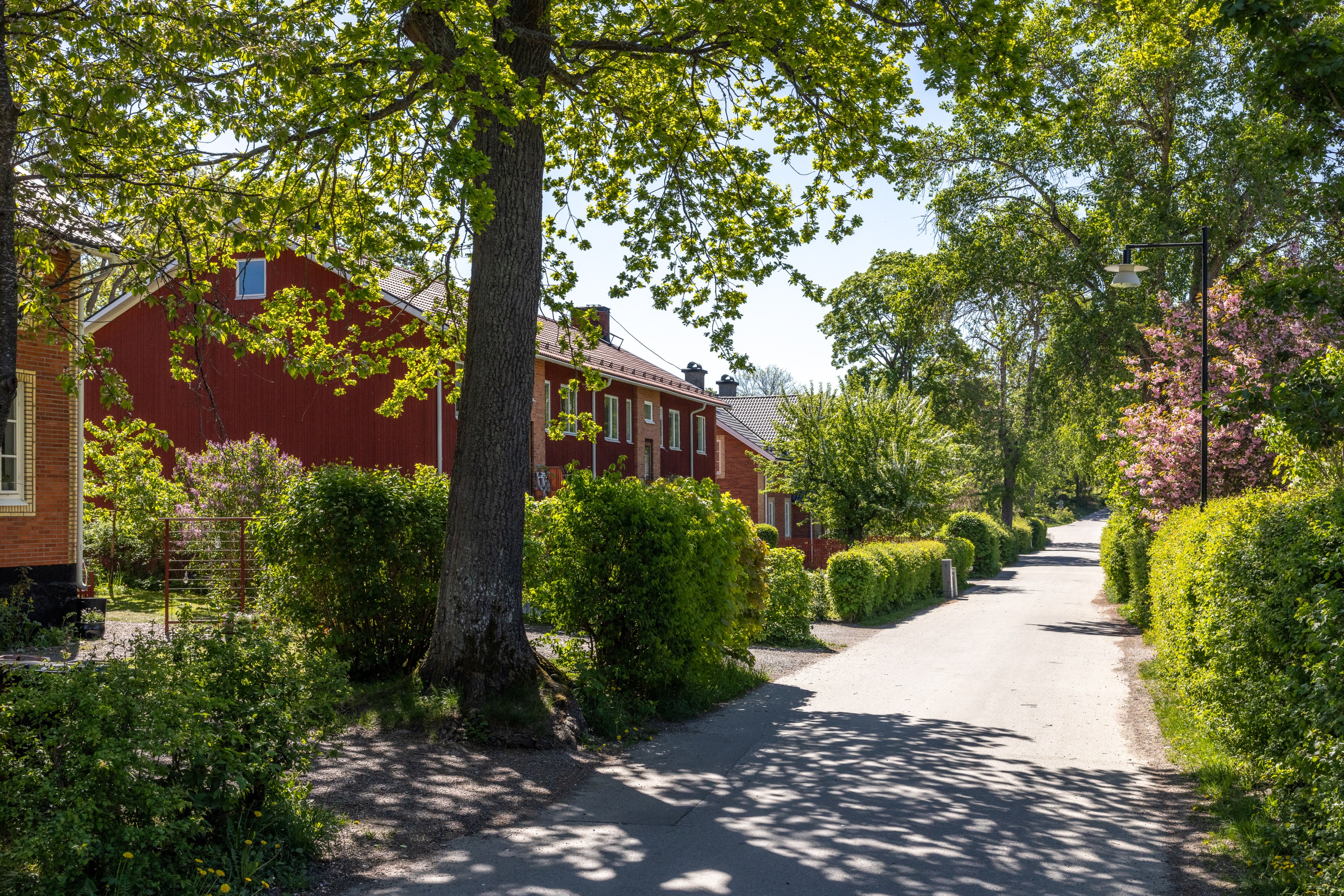Bilen parkeras bekvämt i anslutning till porten