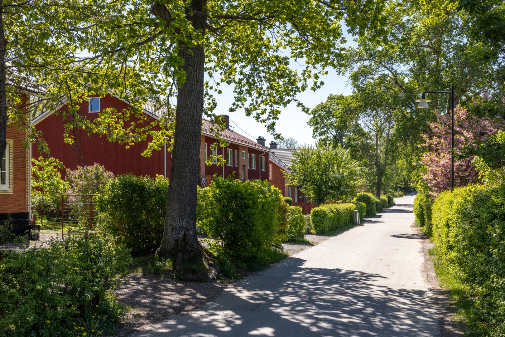 Bilen parkeras bekvämt i anslutning till porten