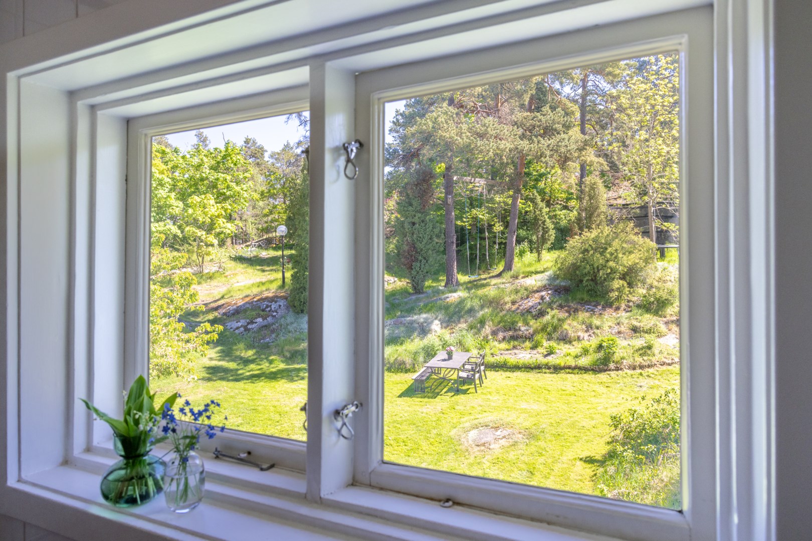 Utsikt från badrummet mot den egna uteplatsen i trädgården