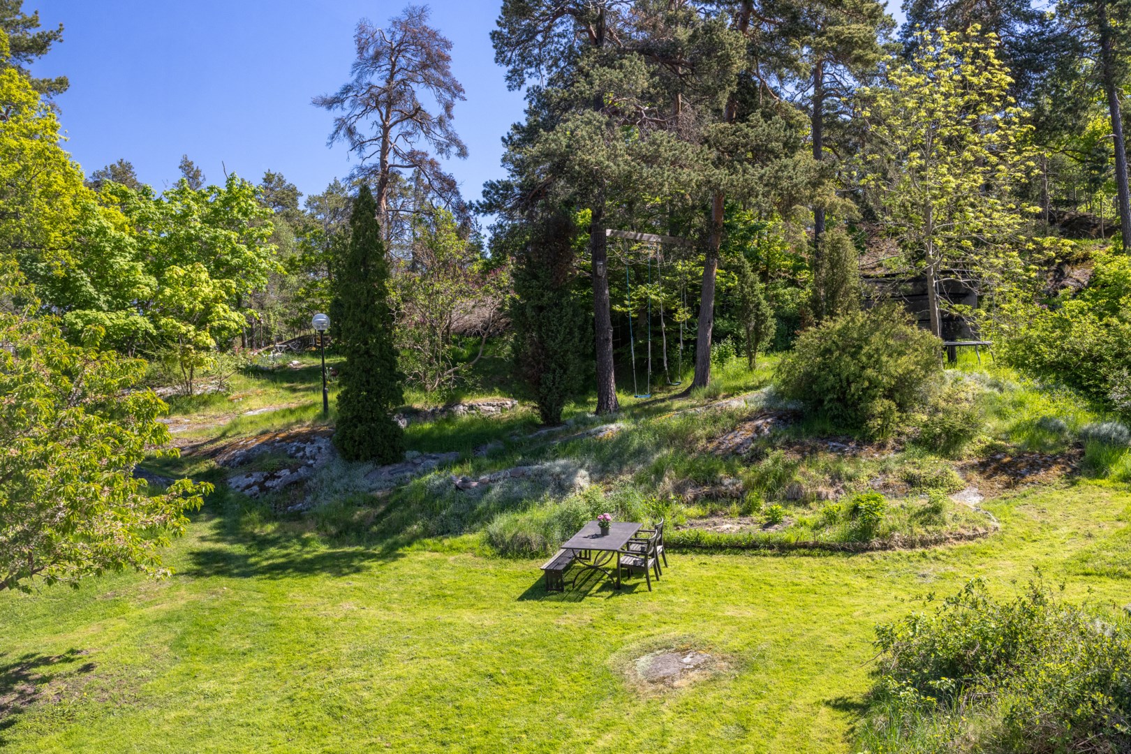 Med lägenheten följer egen täppa med plats för utemöbler och odling på husets baksida