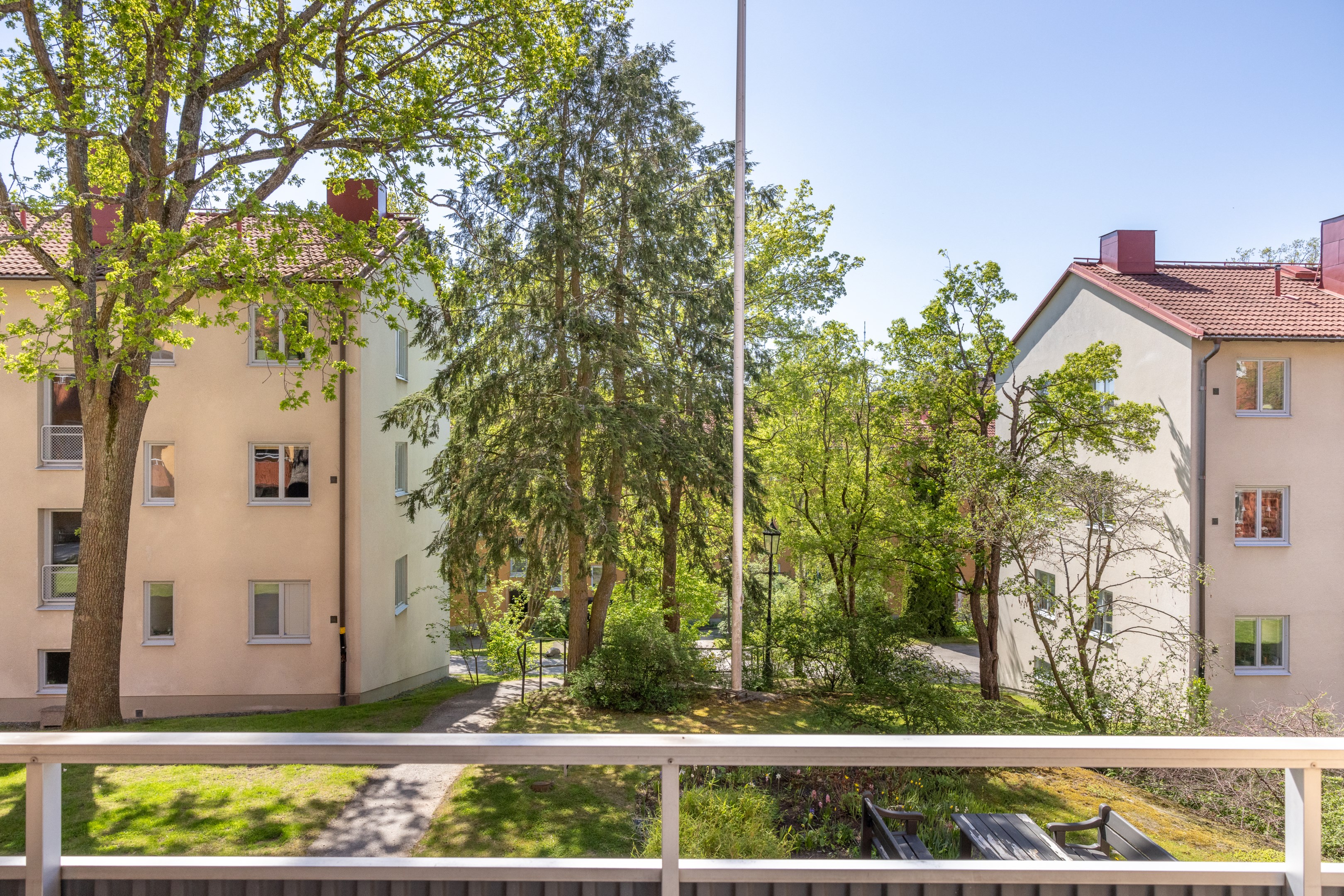 Fritt läge med grönska utanför balkongen