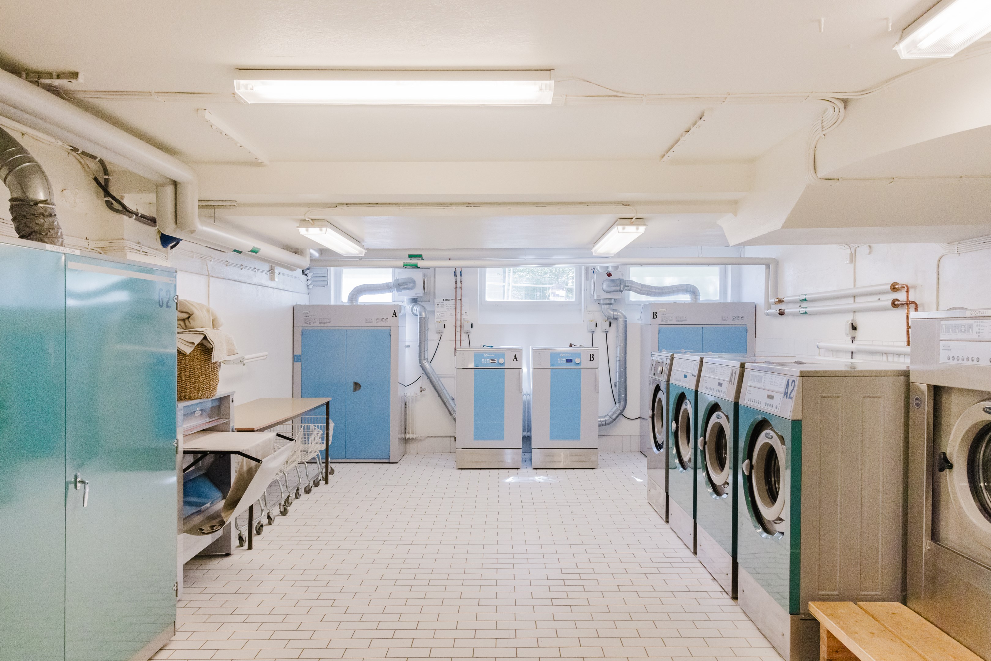 Föreningens tvättstuga finns på Ugglevägen 23 med ingång via trappan ned under lastkajen på gaveln