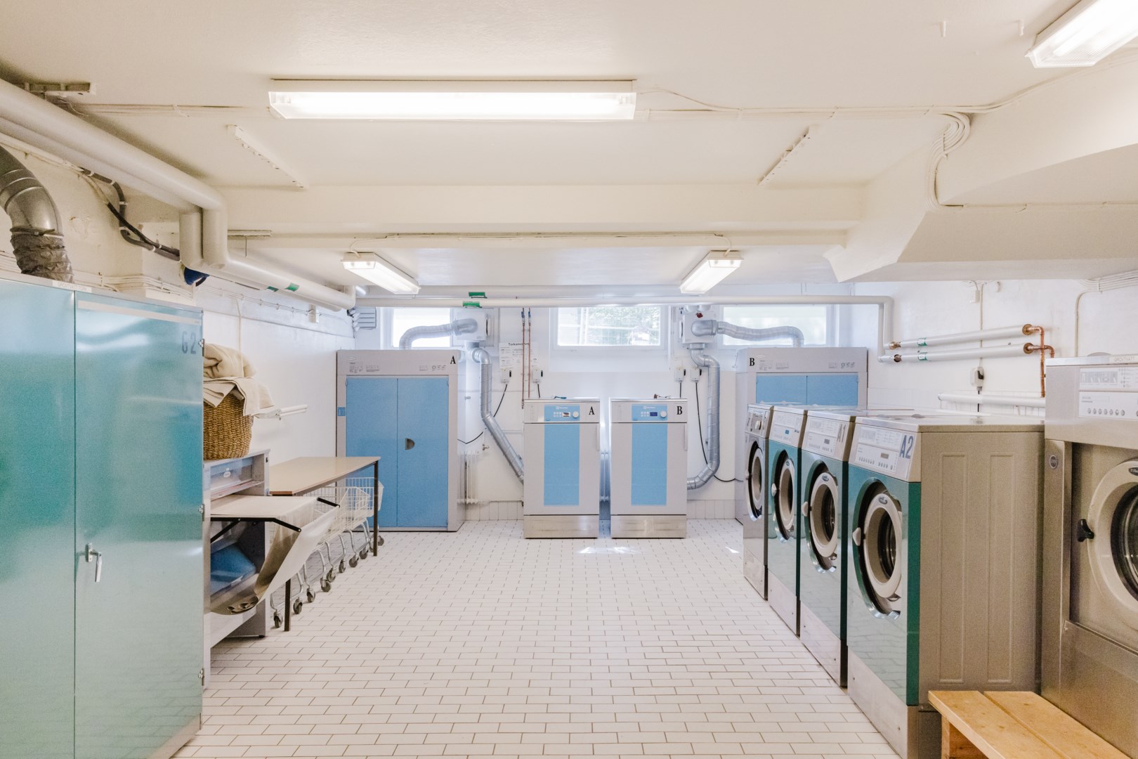 Föreningens tvättstuga finns på Ugglevägen 23 med ingång via trappan ned under lastkajen på gaveln