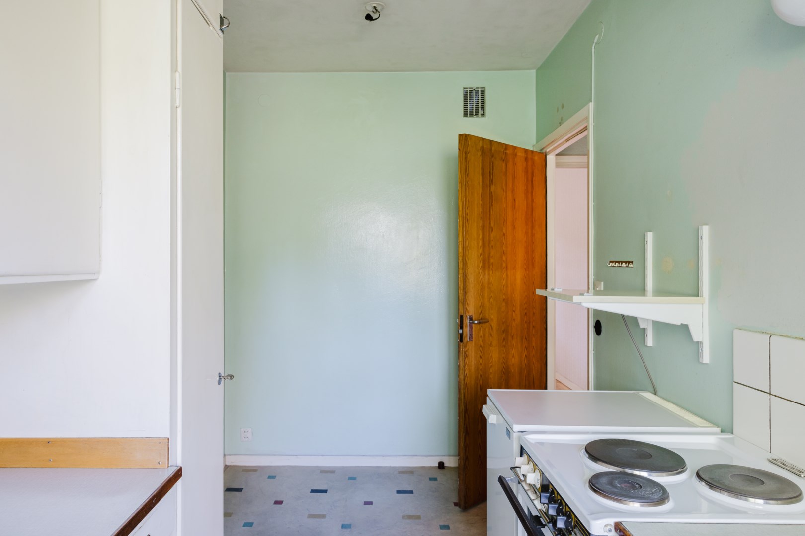 Köket i vinkel mot matplatsen