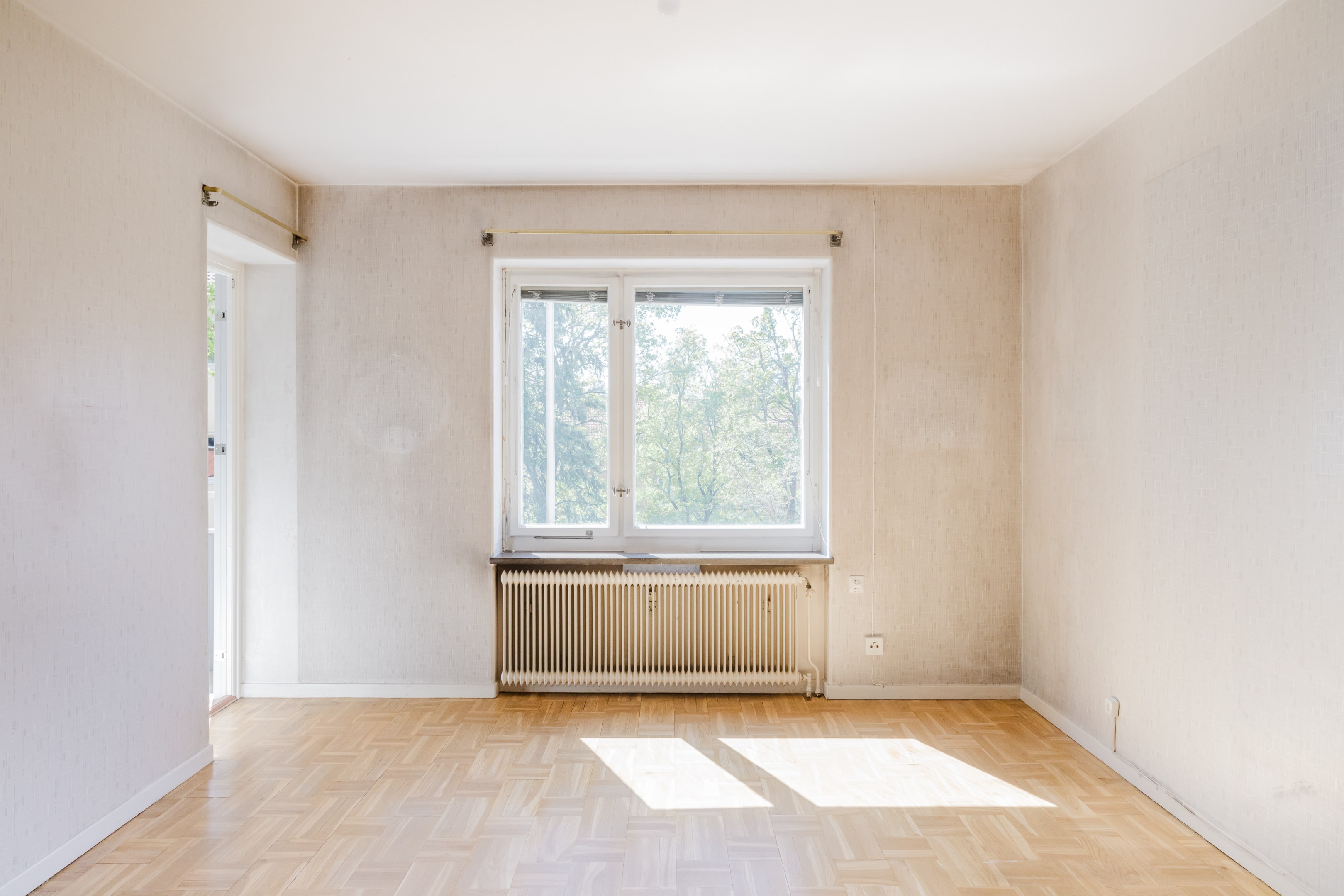 Vardagsrum med utgång till balkong i sydväst