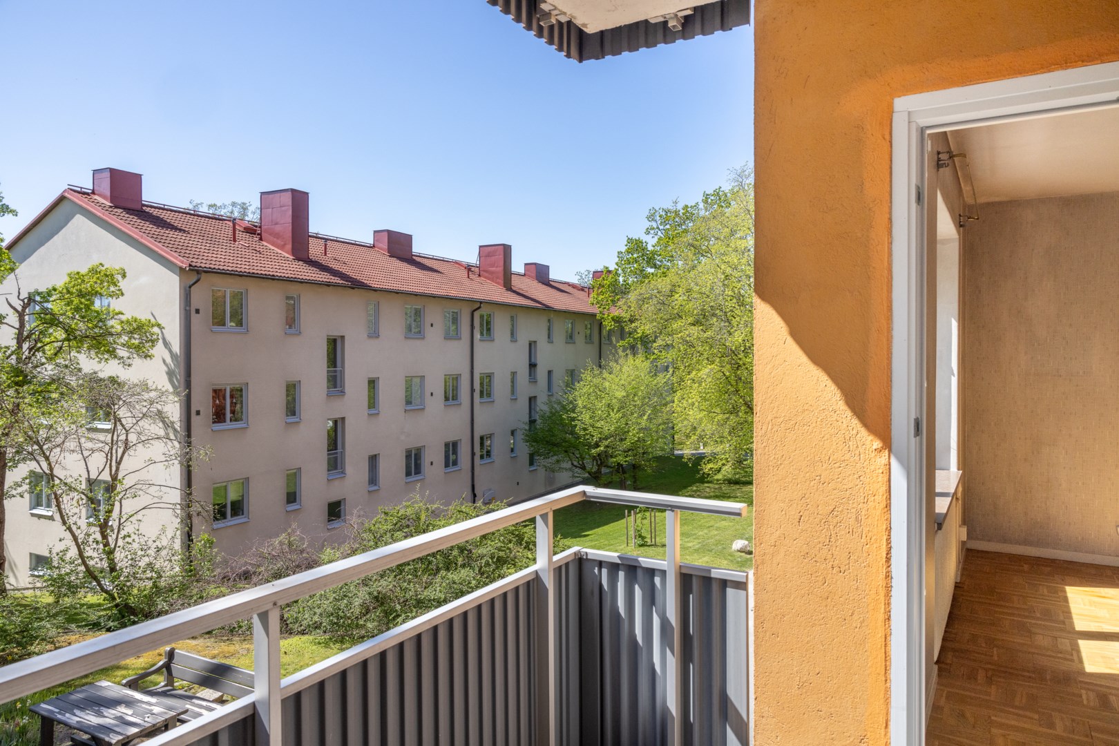 Balkongen i vinkel mot väster