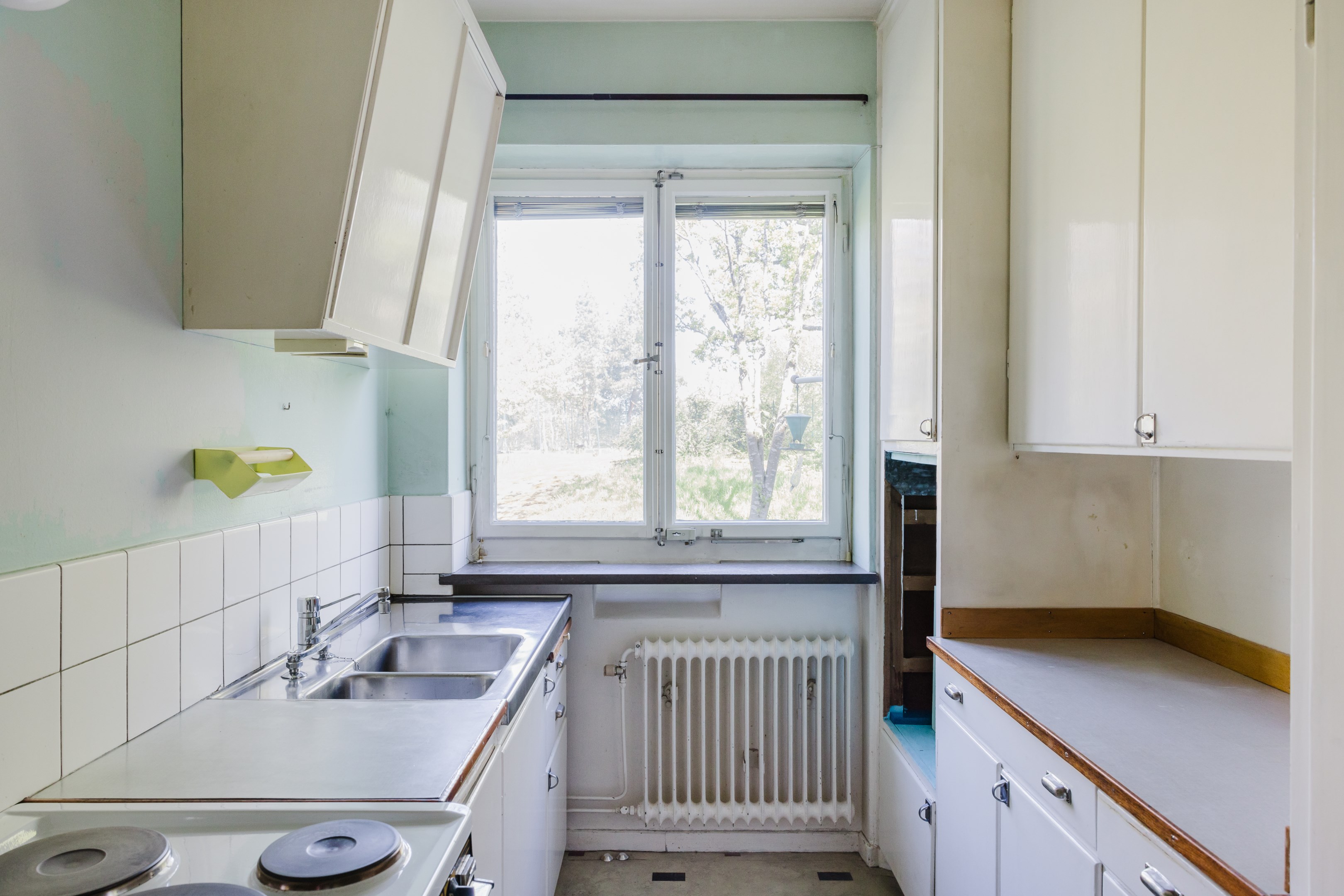 Fint bevarat originalkök med fönster mot grönska