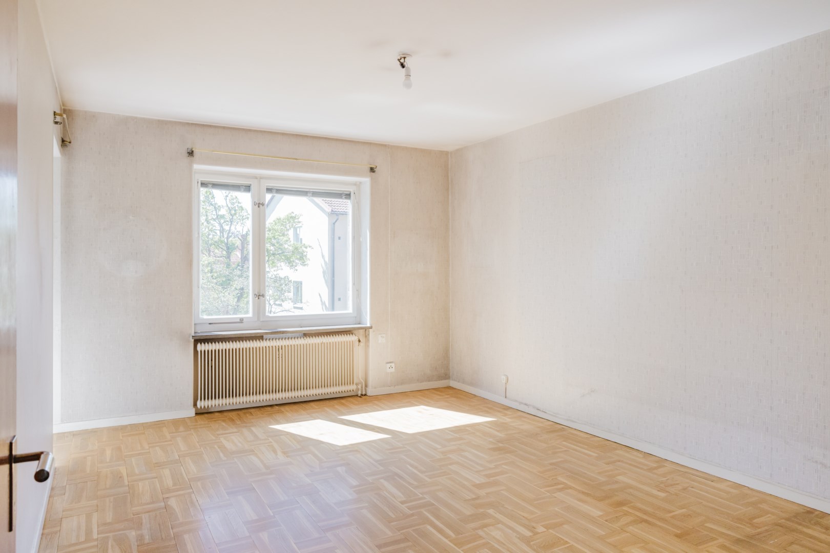 Rymligt vardagsrum med insynsskyddat läge