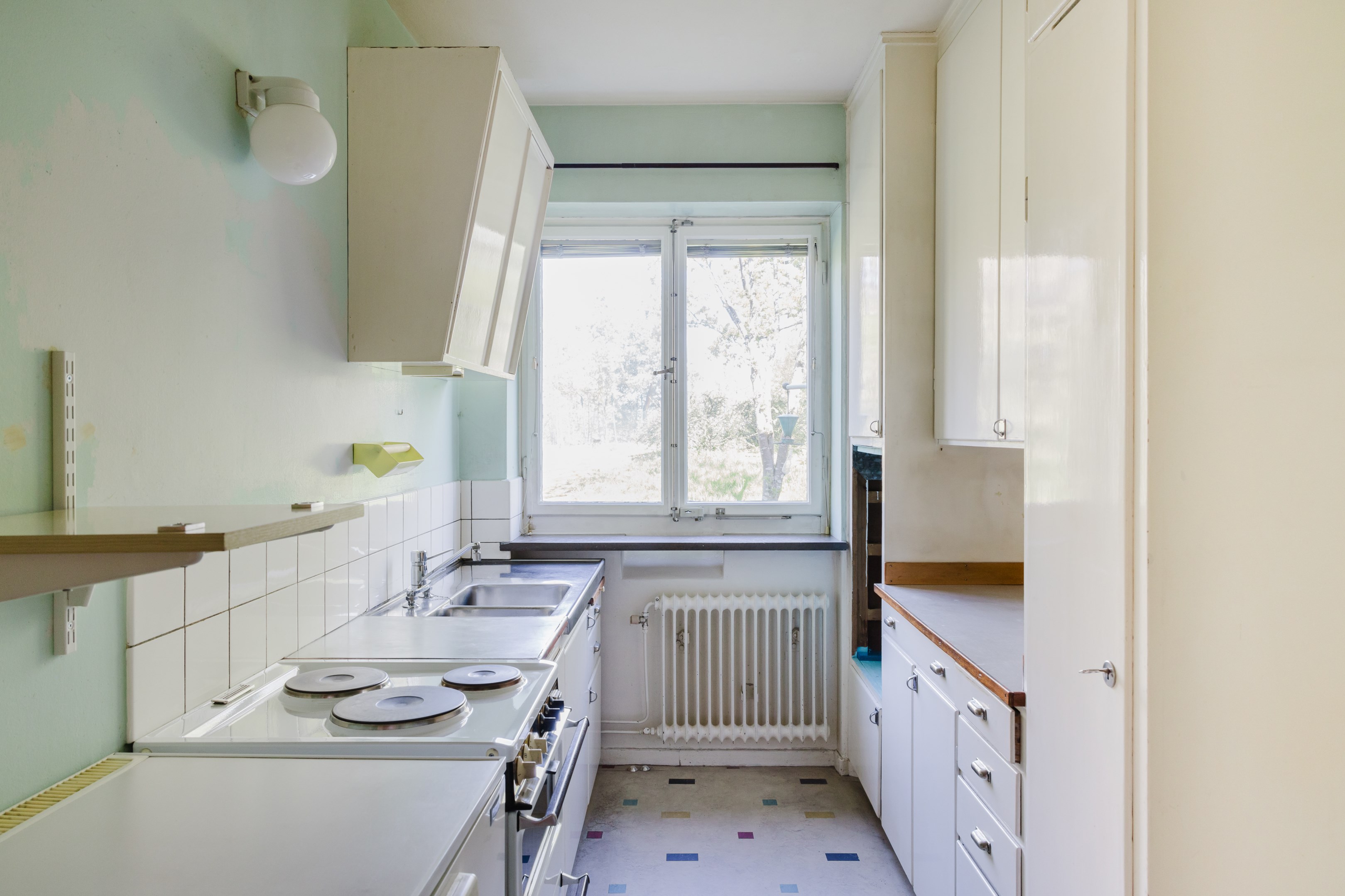 Lägenheten har ett insynsskyddat läge en trappa upp i huset