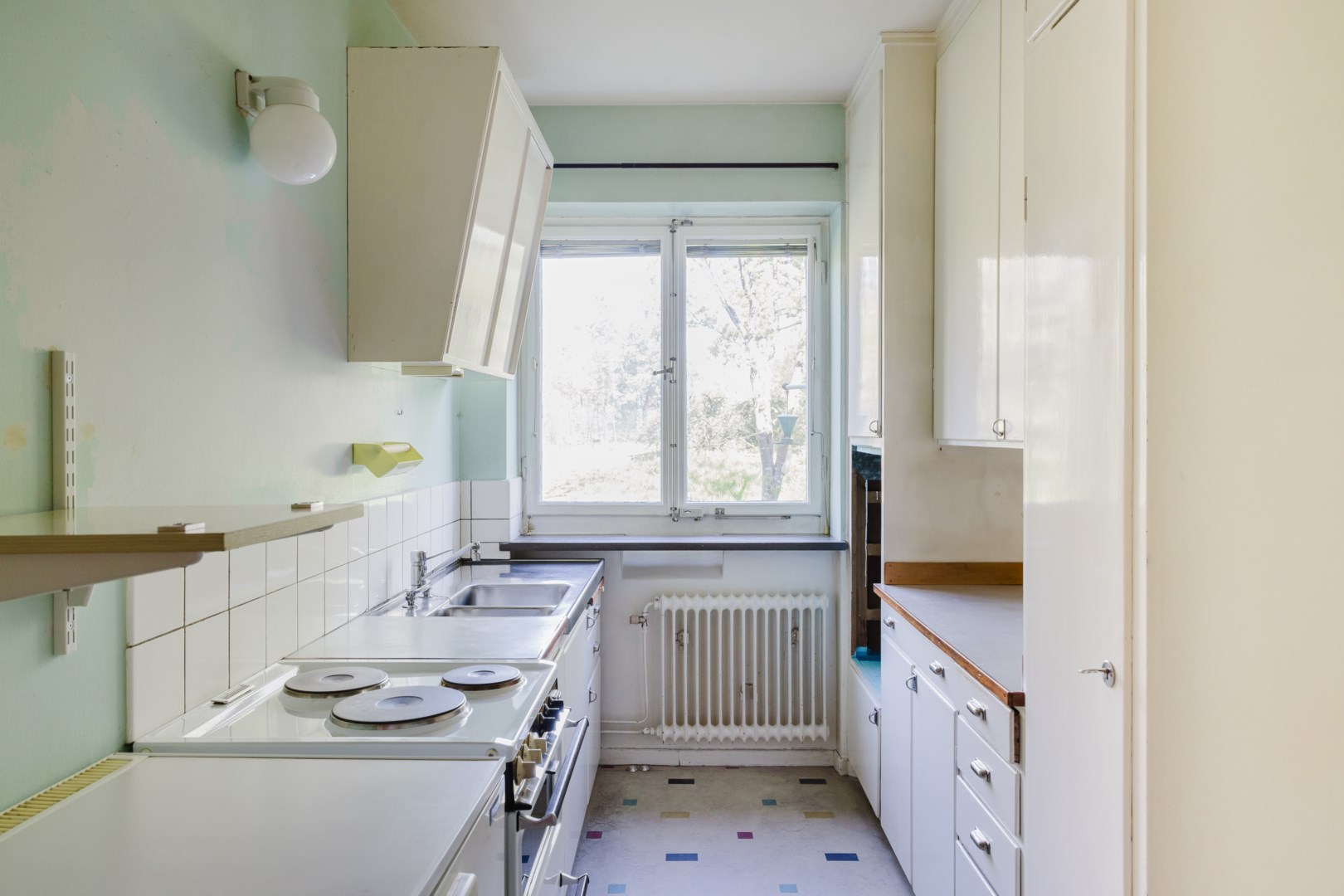 Lägenheten har ett insynsskyddat läge en trappa upp i huset