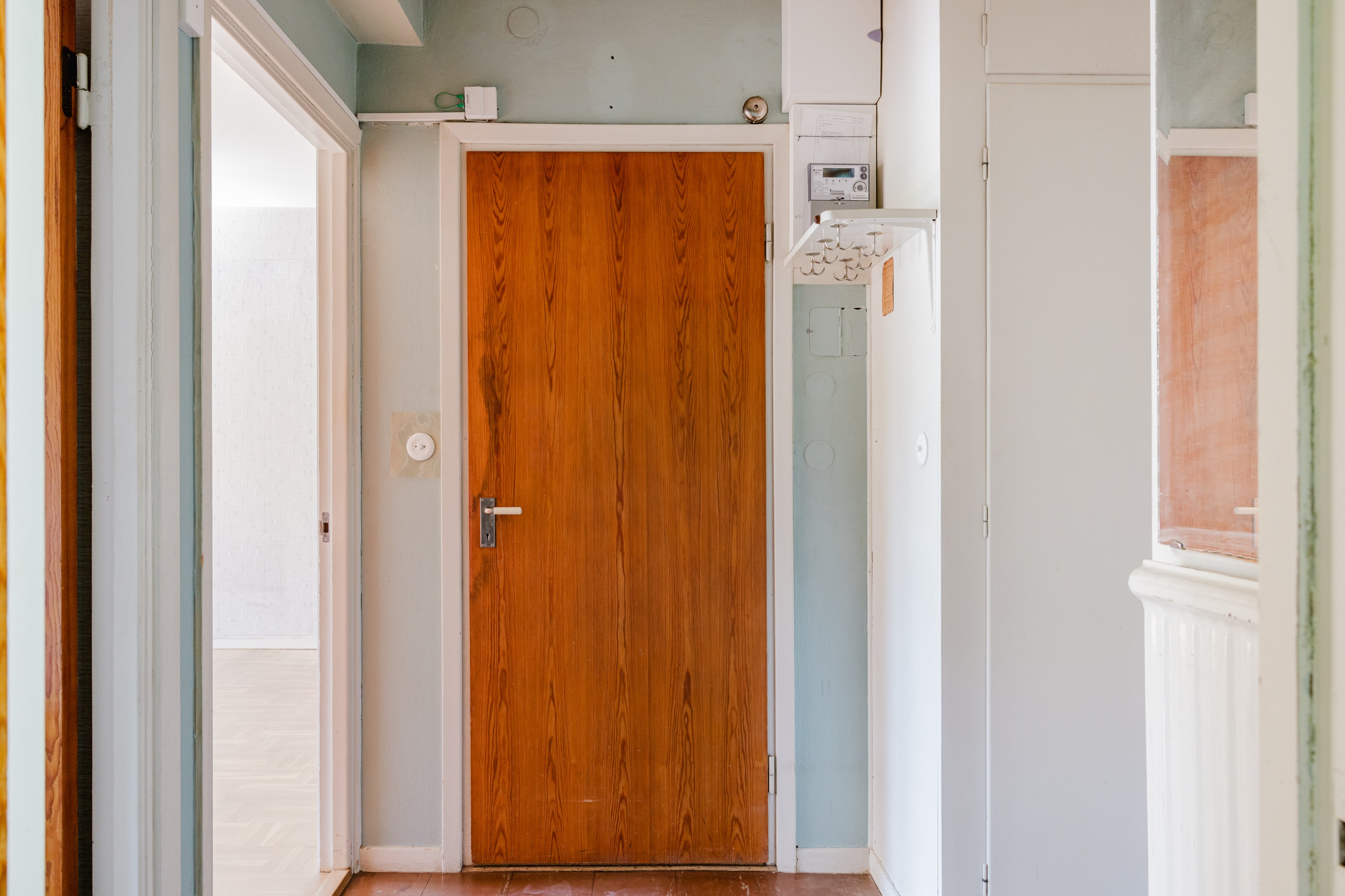 Entréhall med gott om platsbyggd förvaring