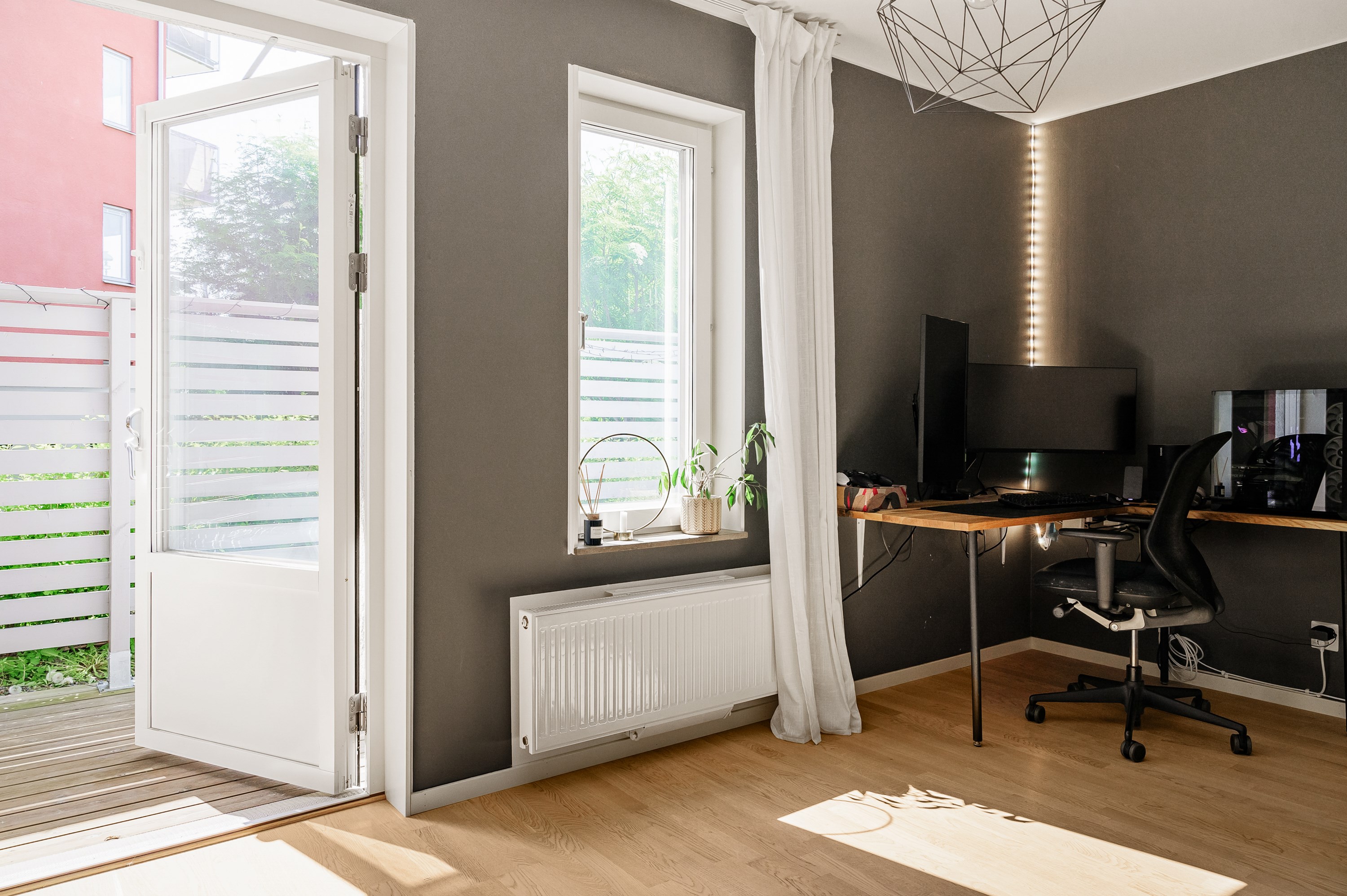 Sovrum med utgång till uteplatsen