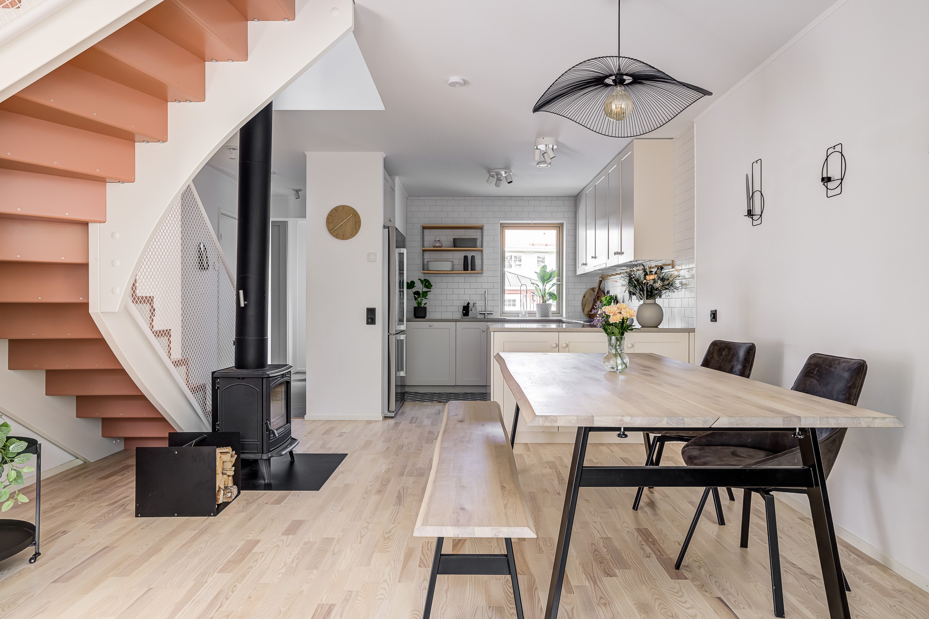 Bostadsbild från Vikvägen 28, Såld i Vårdsätra, Uppsala