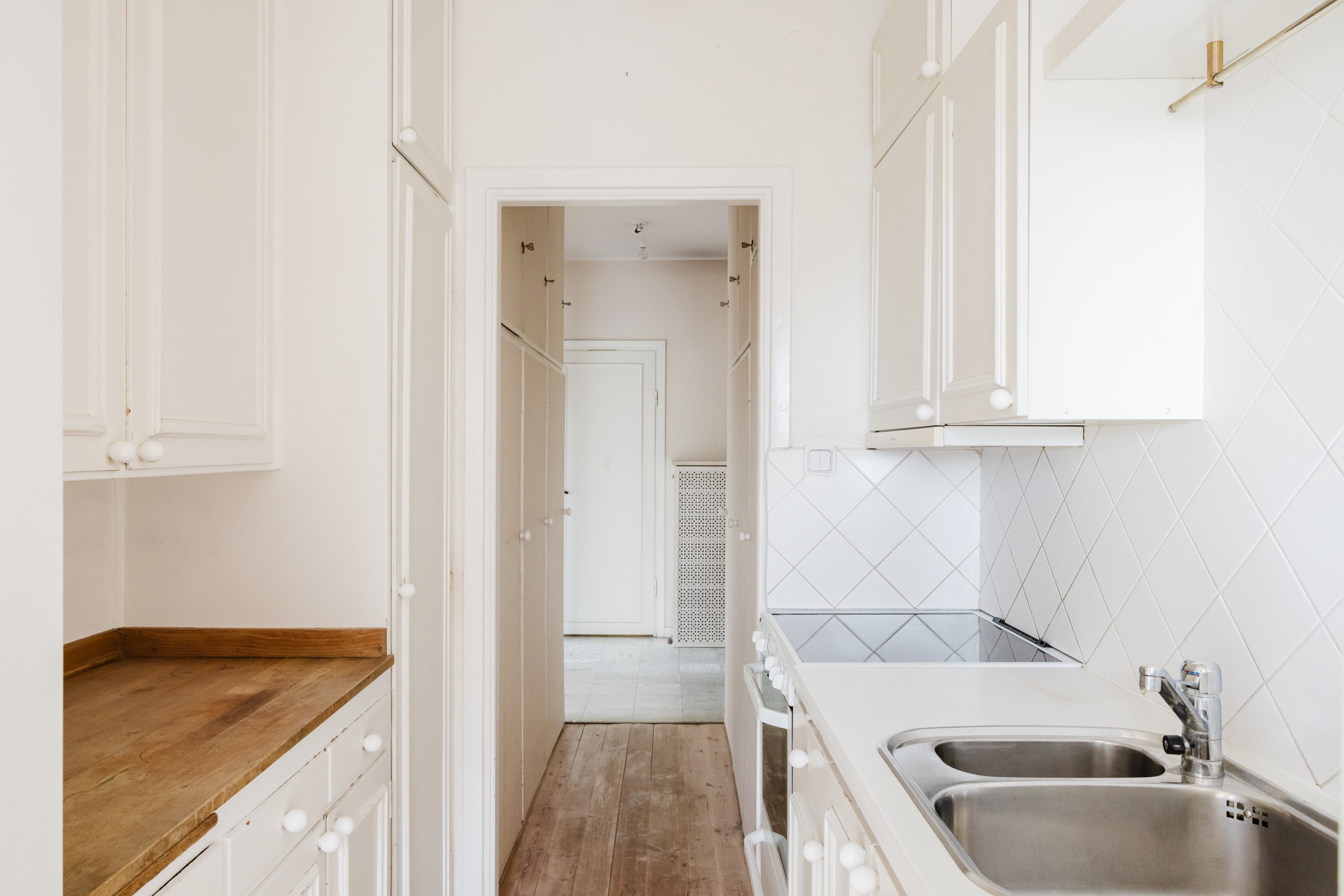 Välplanerat kök. Rakt fram nås entréhall och badrum.