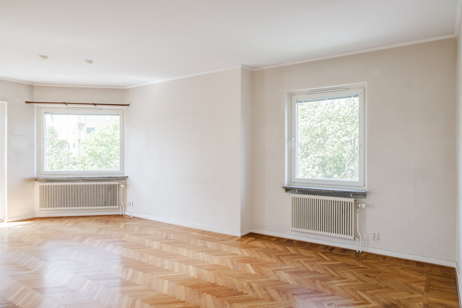 Vardagsrum med öppna ytor och ogenerat läge.