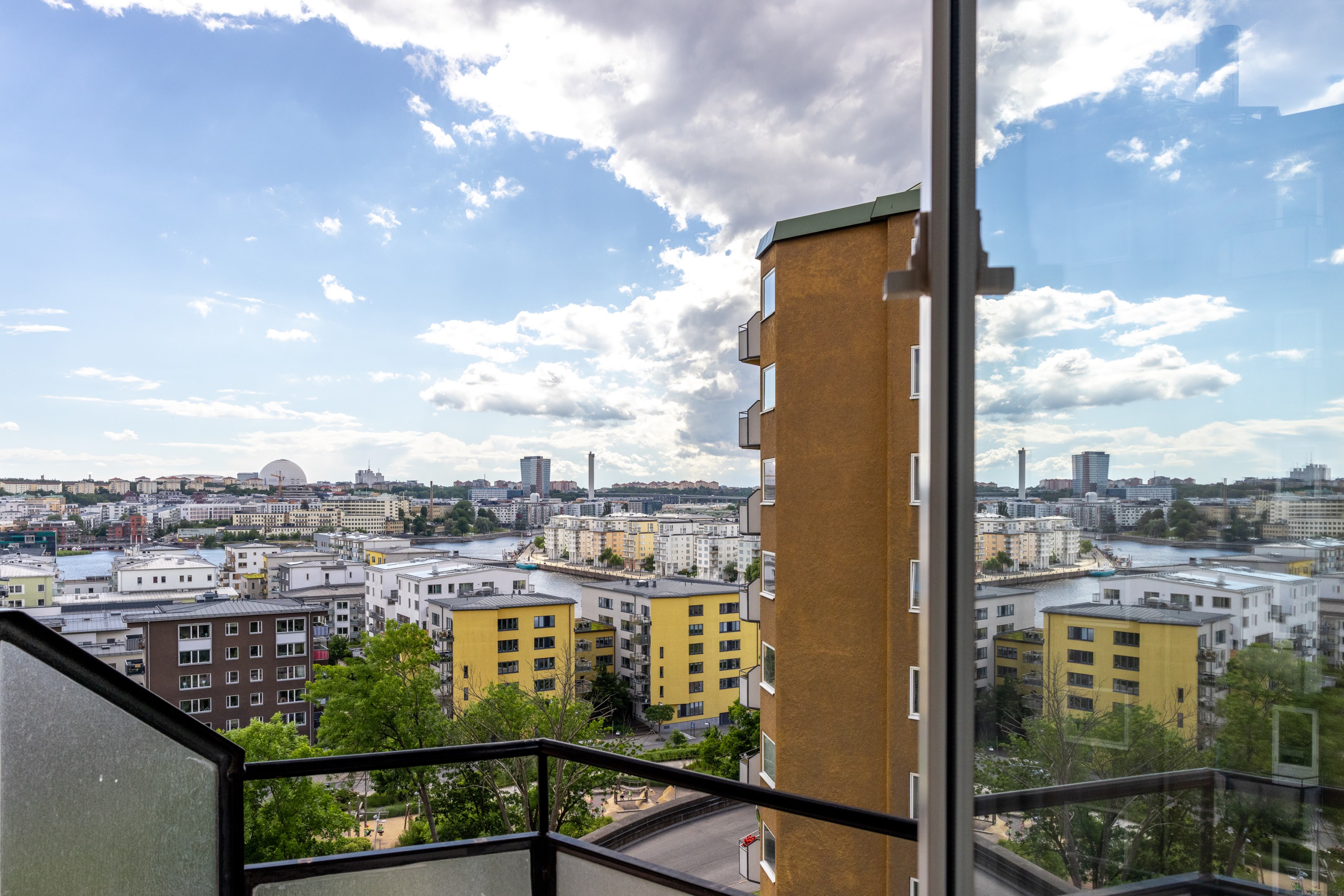 Balkong med sydvästläge och utsikt mot Söderort, Globen och Södermalm.