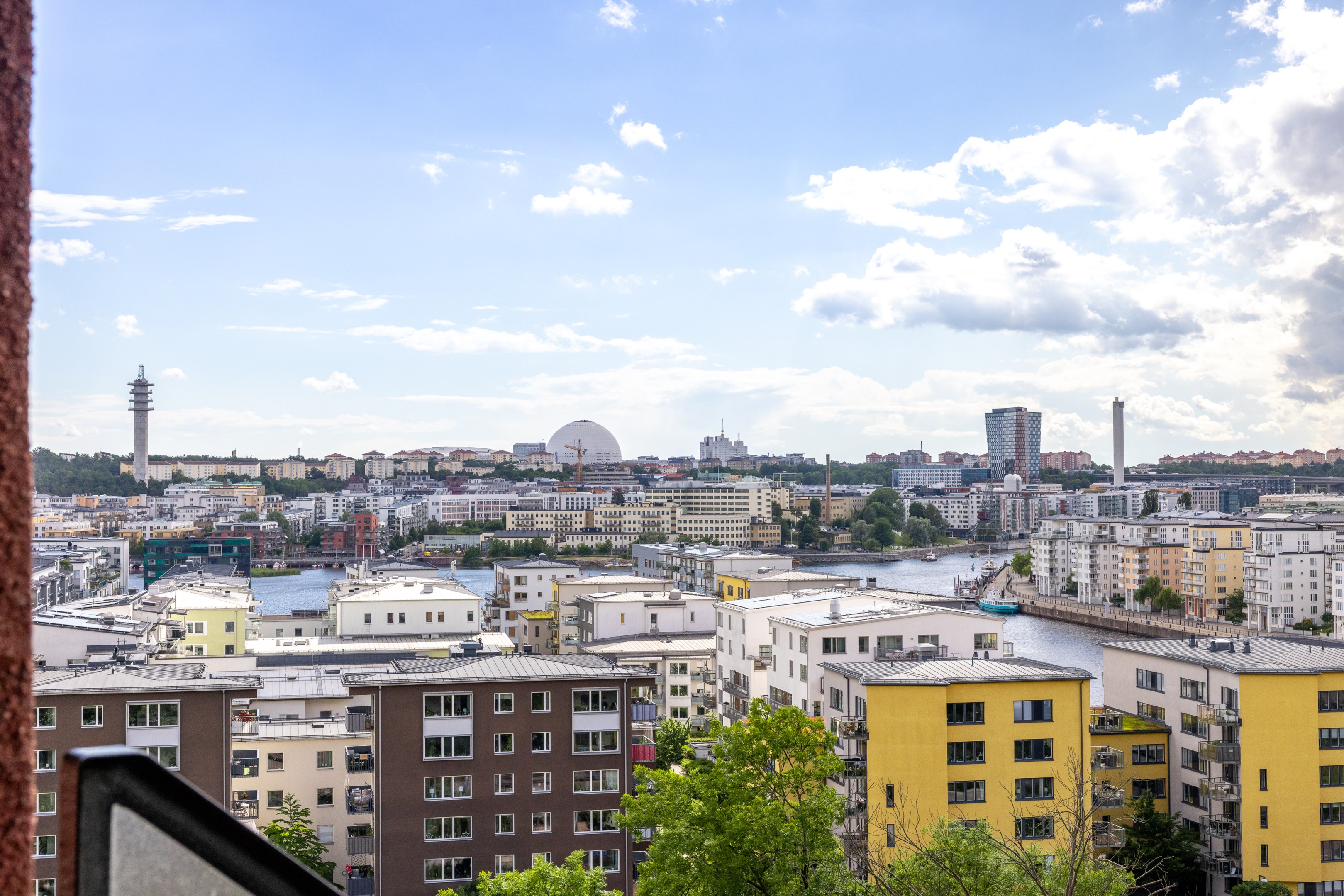 Luftig hörntvåa med balkong i sydväst.
