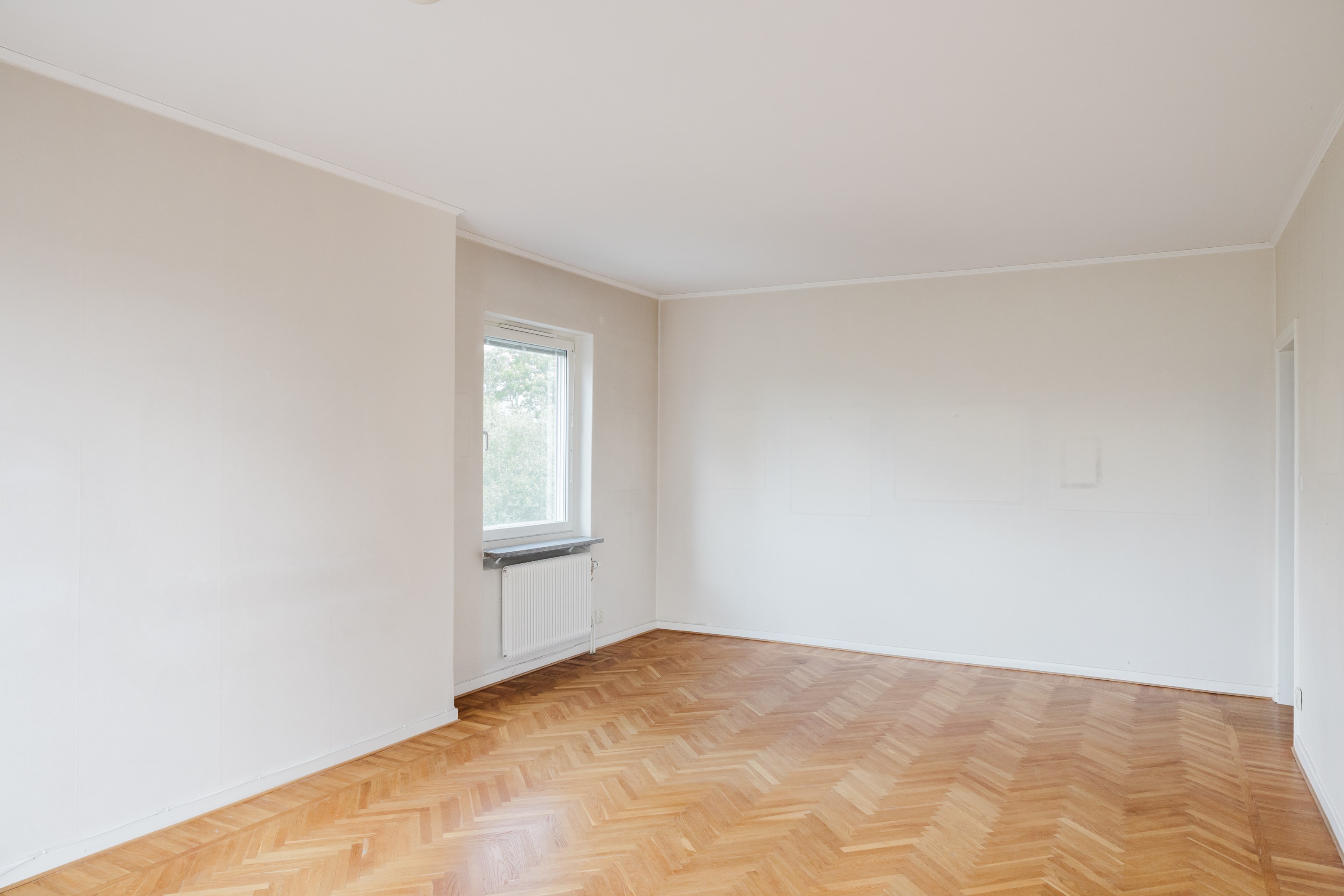 Vardagsrummet i vinkel från balkongen - till höger nås hallen