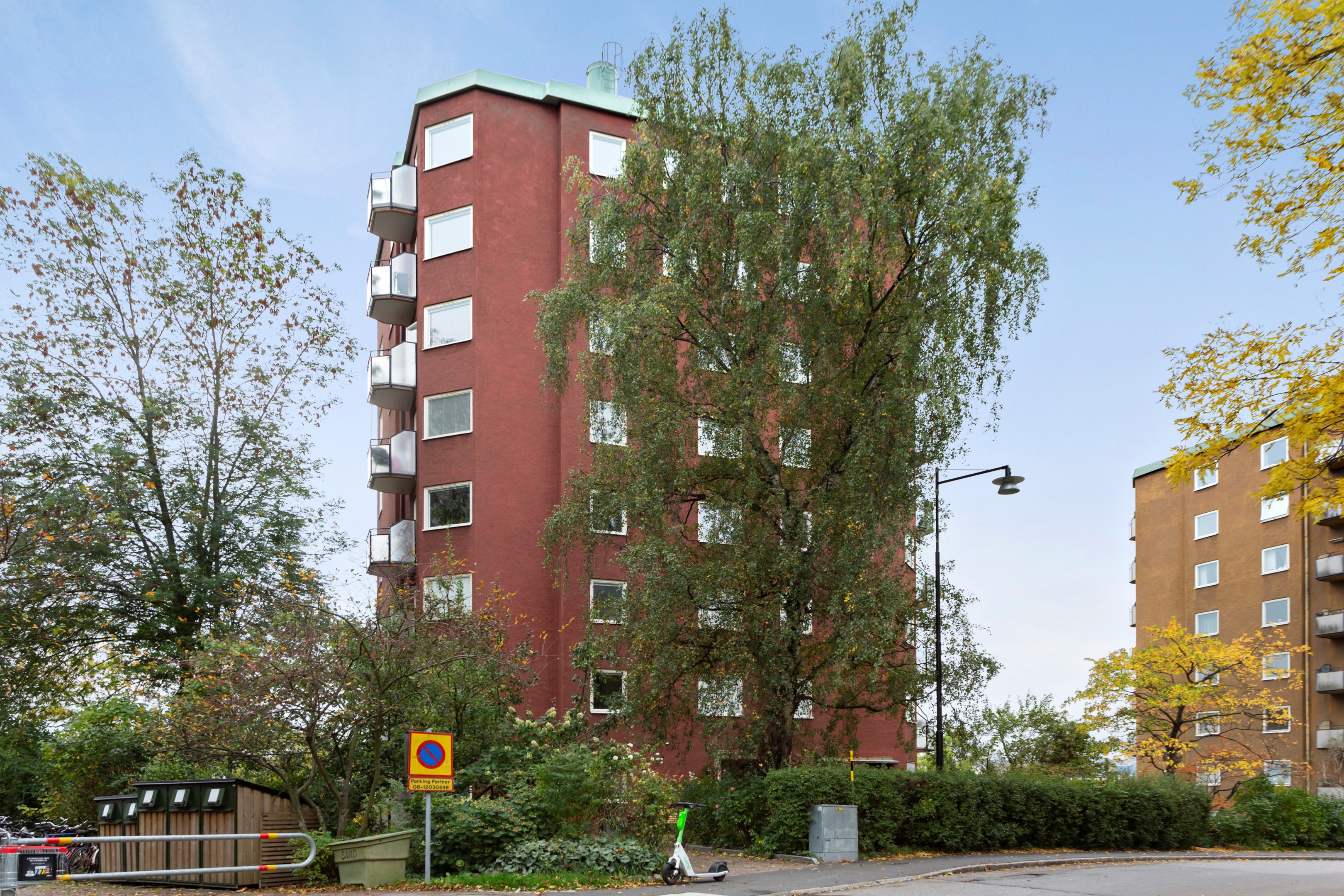 Hästholmsvägen 10 i vinkel från gatan. Här finns gästparkering samt närmsta busshållplats.