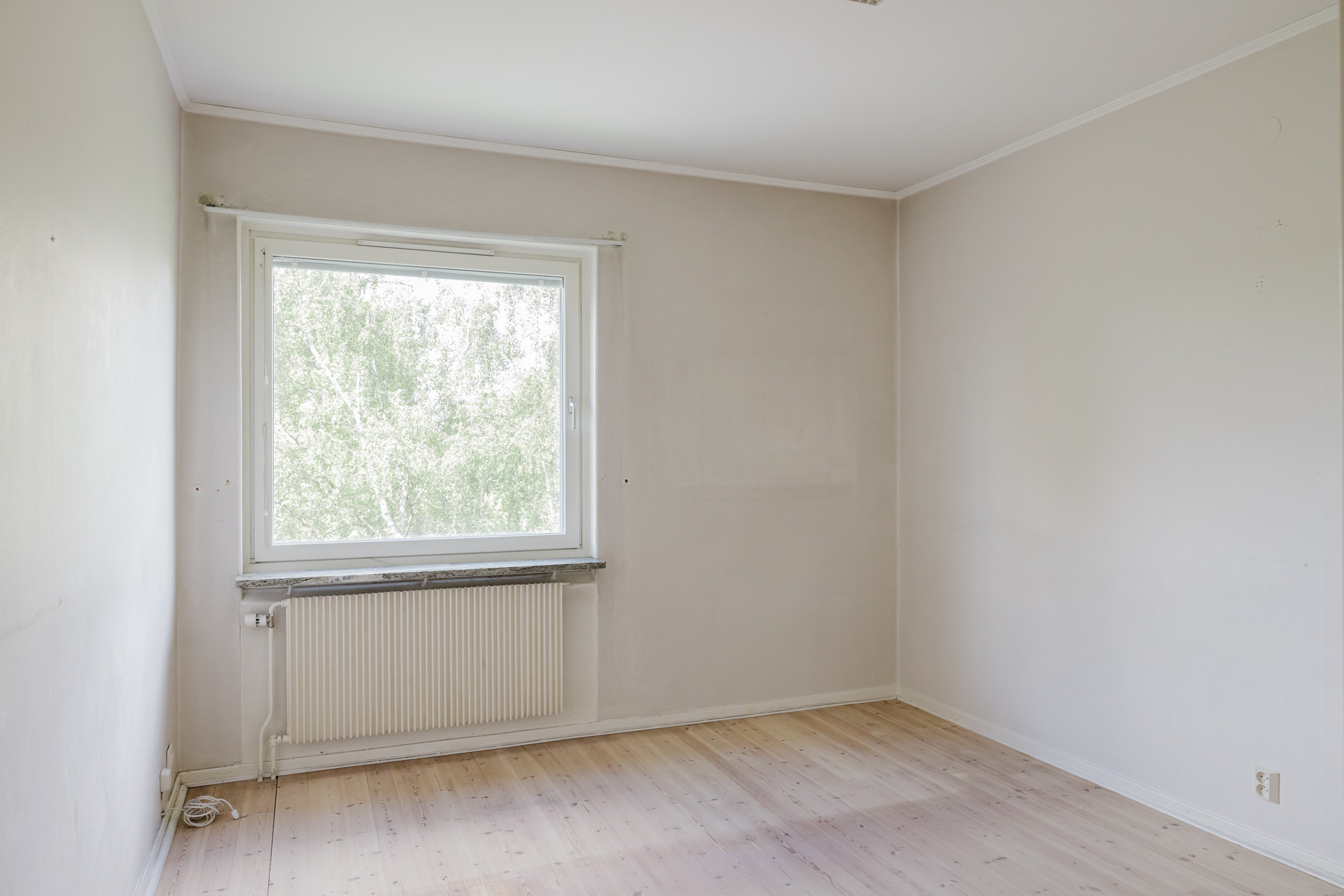 Sovrum med insynsskyddat läge. Klädförvaring i garderobsvägg.