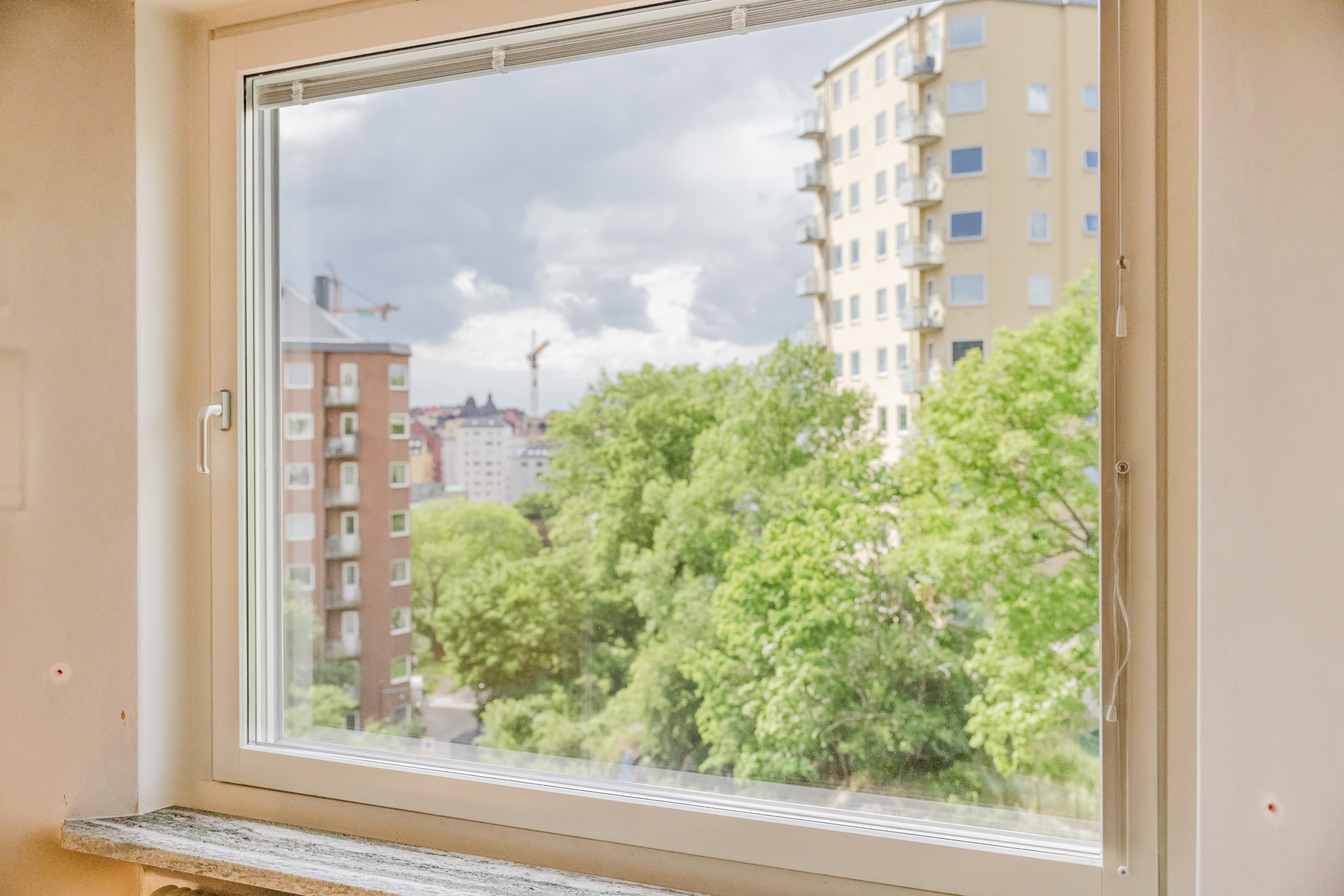 Generöst ljusinsläpp - fönsterbrädor i Kolmårdsmarmor