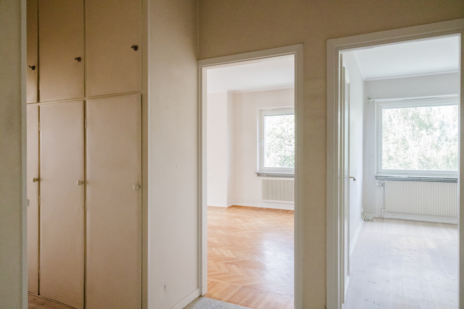 Entréhallen med anslutande förvaring. Rakt fram nås vardagsrum respektive sovrum.