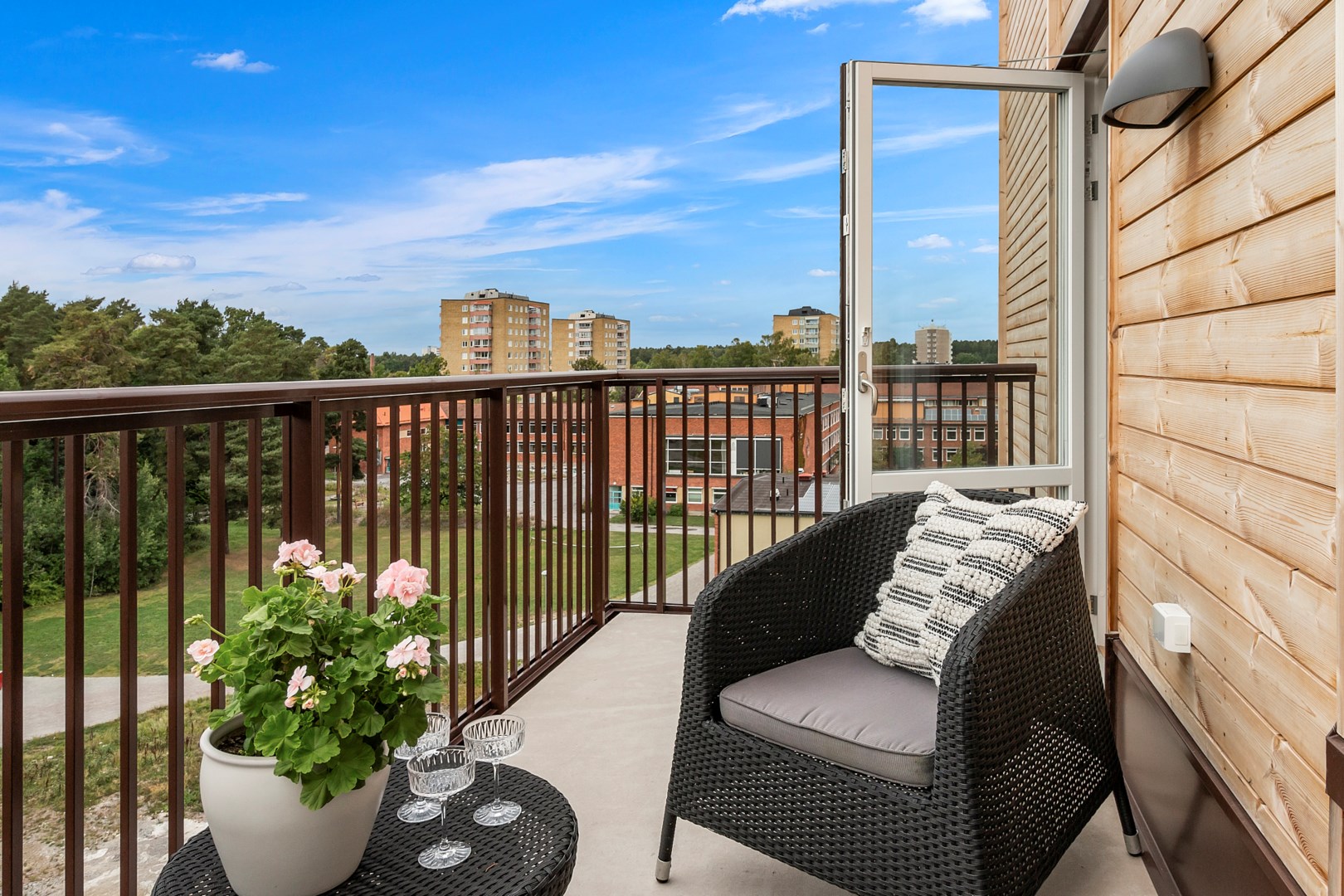 Bostadsbild från Tujagatan 9, Såld i Skiljebo, Västerås