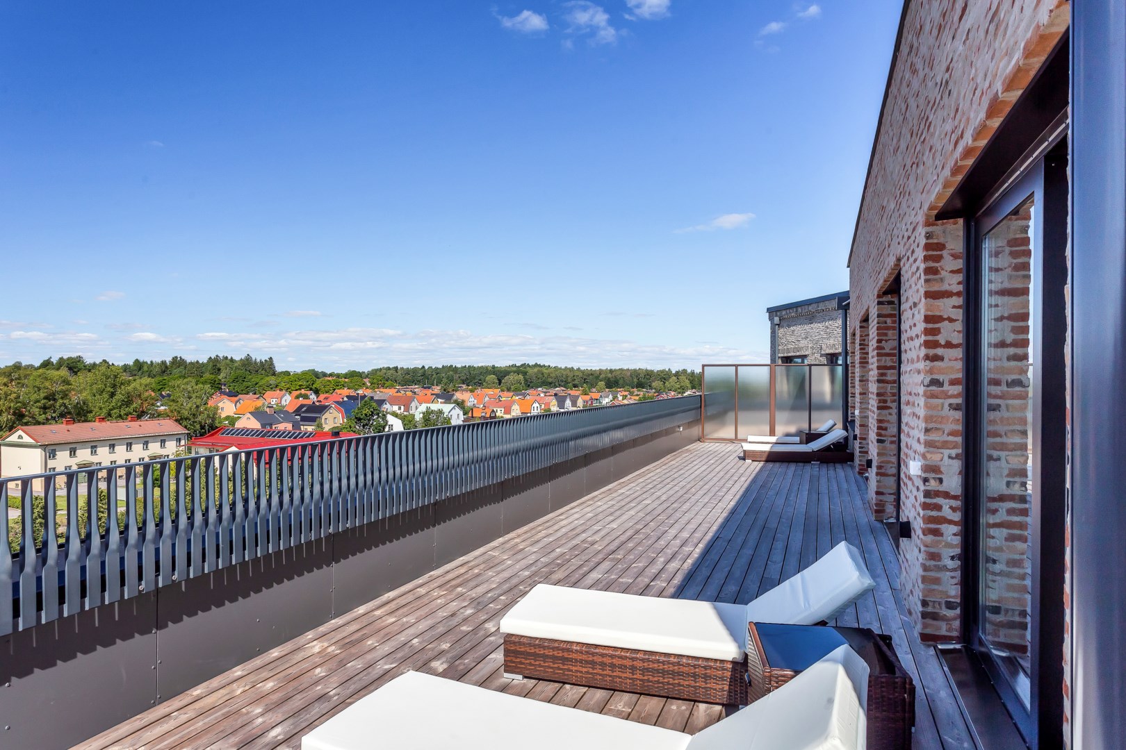 Solterrass i anslutning till bastu och relax