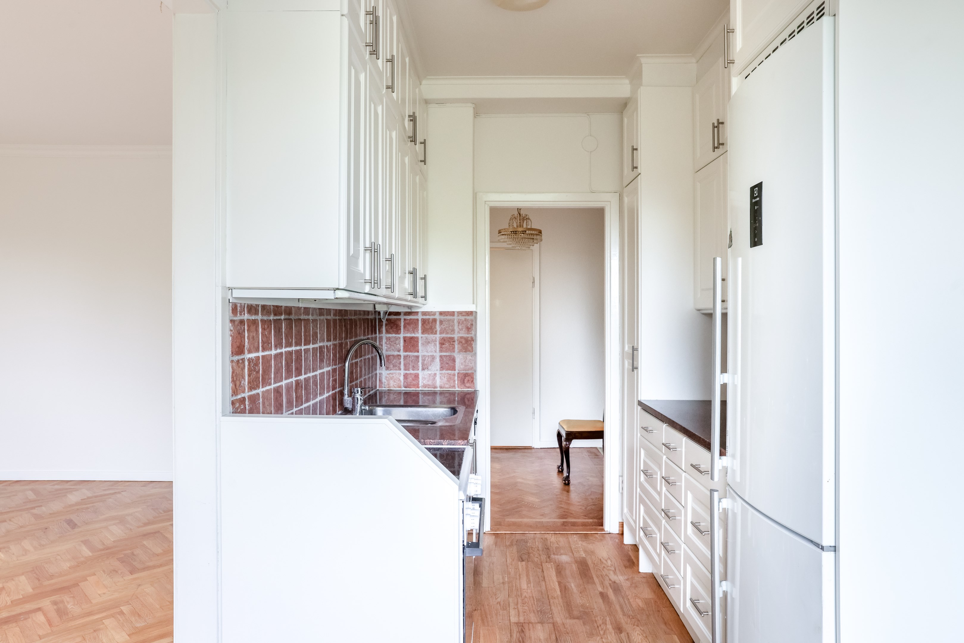 Köket i vinkel mot hall & badrum.