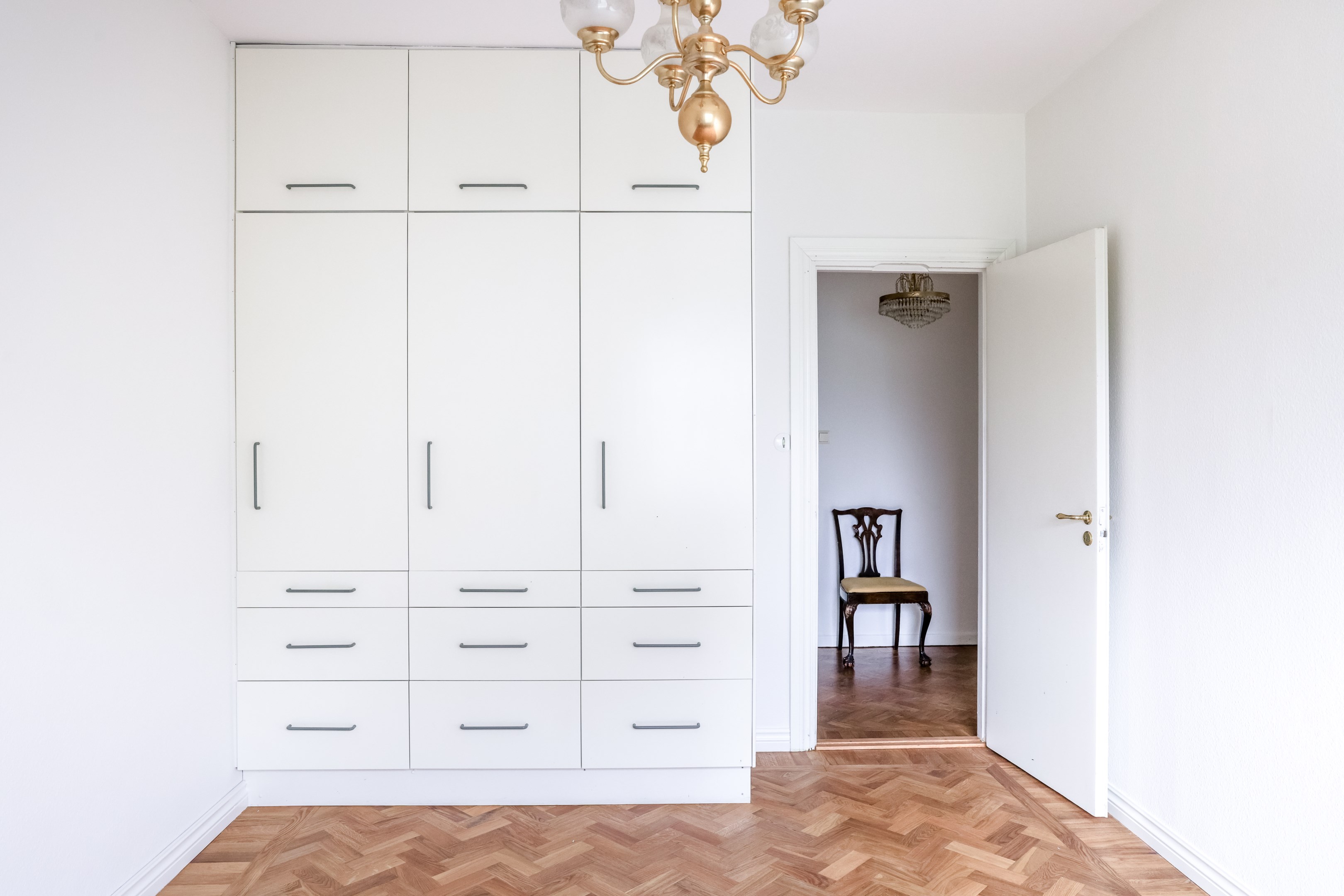 Bra klädförvaring i både sovrum, hall och i vindsförråd.