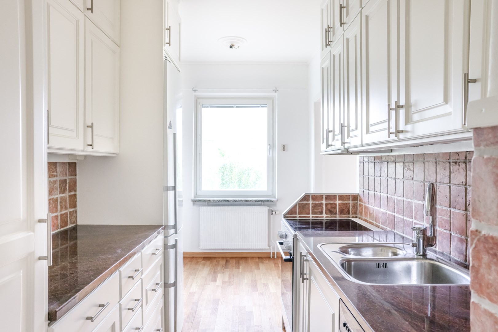 Kök & matplats i vinkel från hallen.