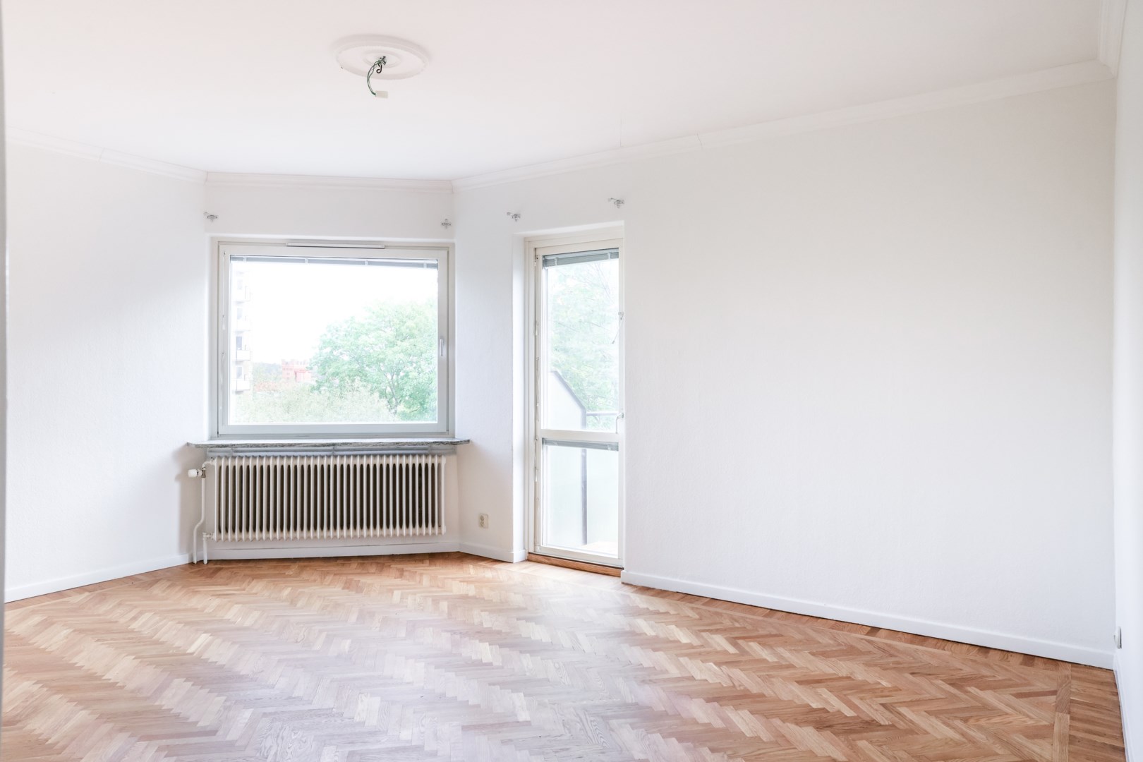 Ogenerat gavelläge - utgång till balkong via vardagsrummet.