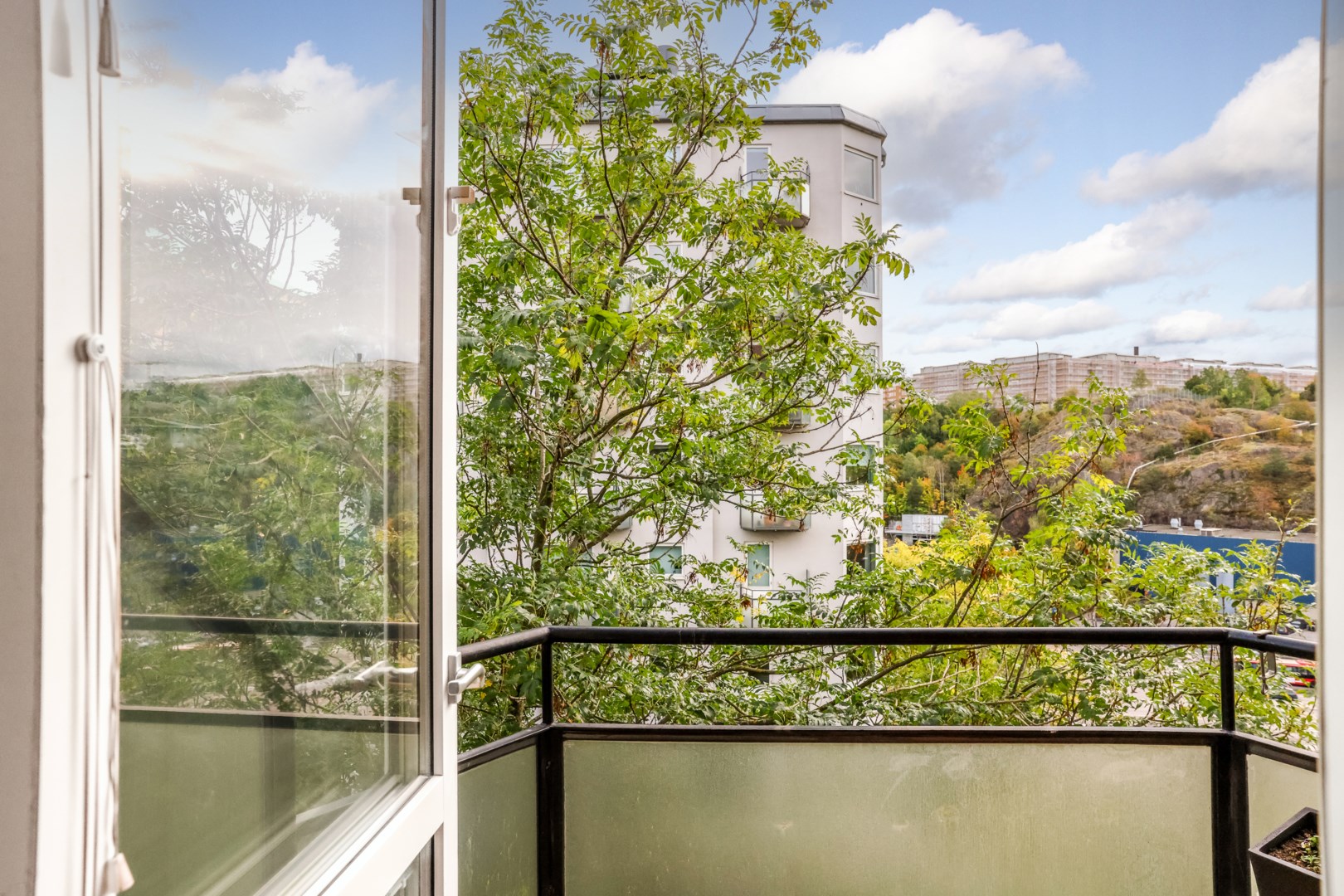 Balkong med morgon- & förmiddagssol.