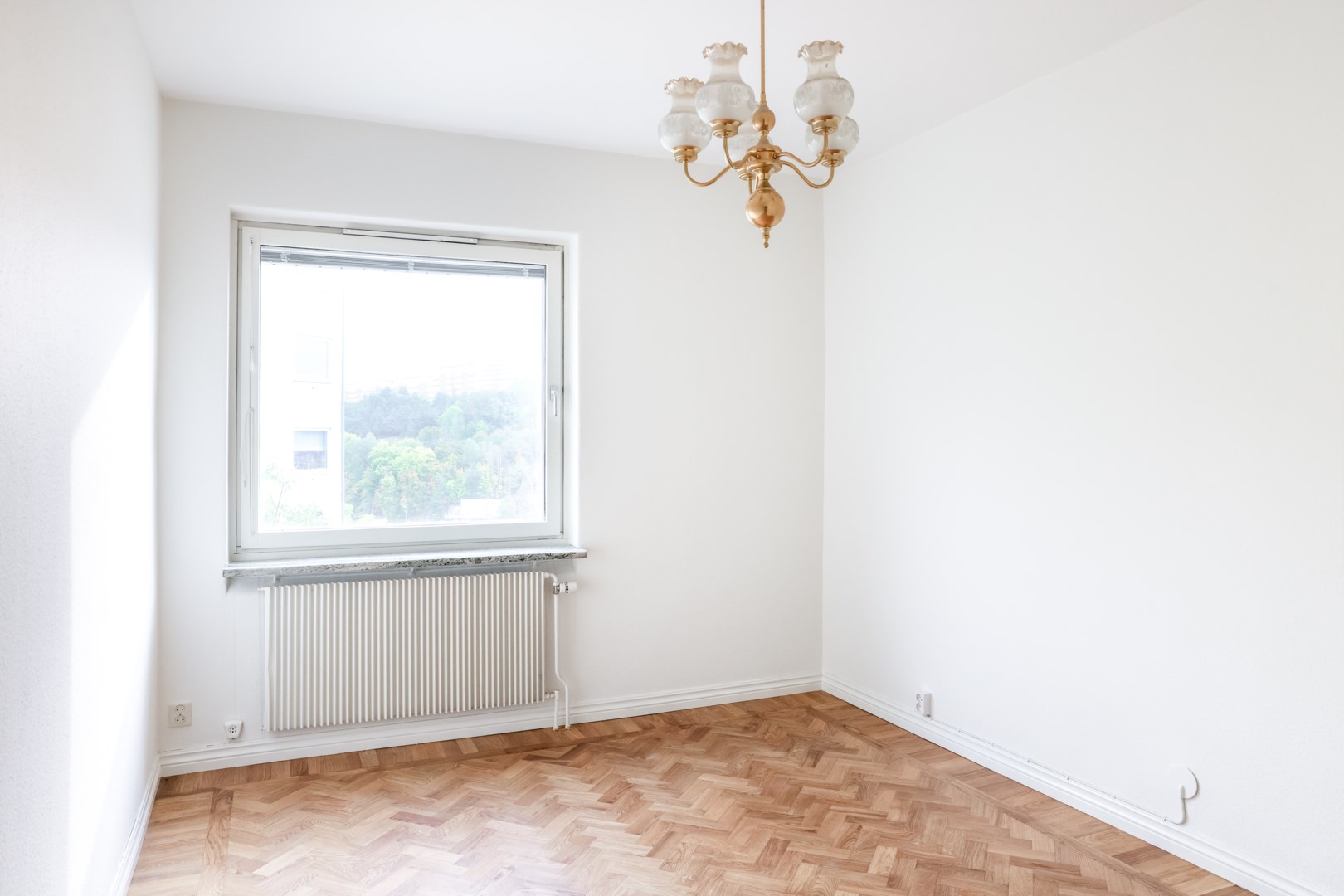 Rymligt sovrum med fin utsikt.