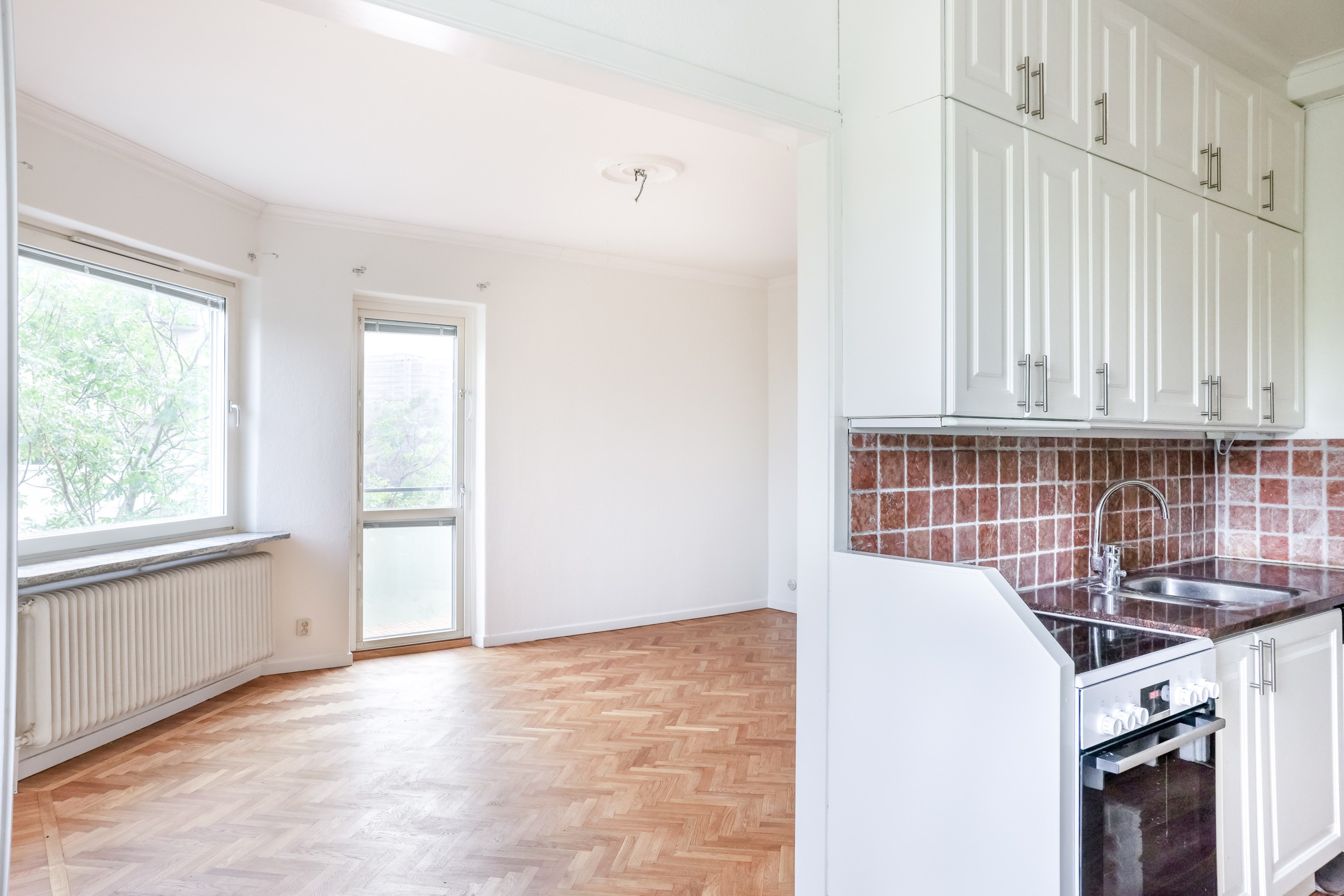 Vardagsrummet i vinkel från matplatsen.