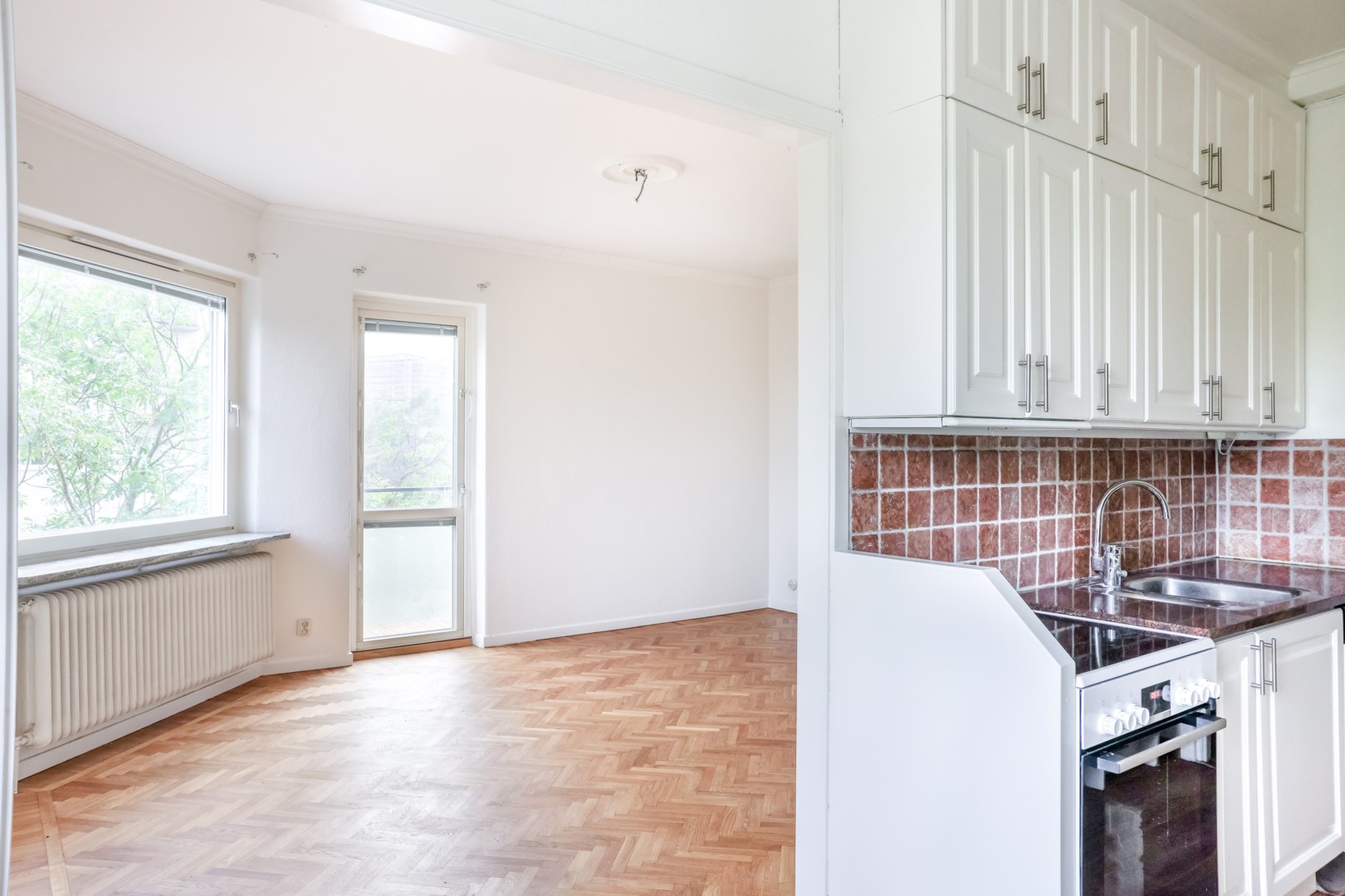 Vardagsrummet i vinkel från matplatsen.