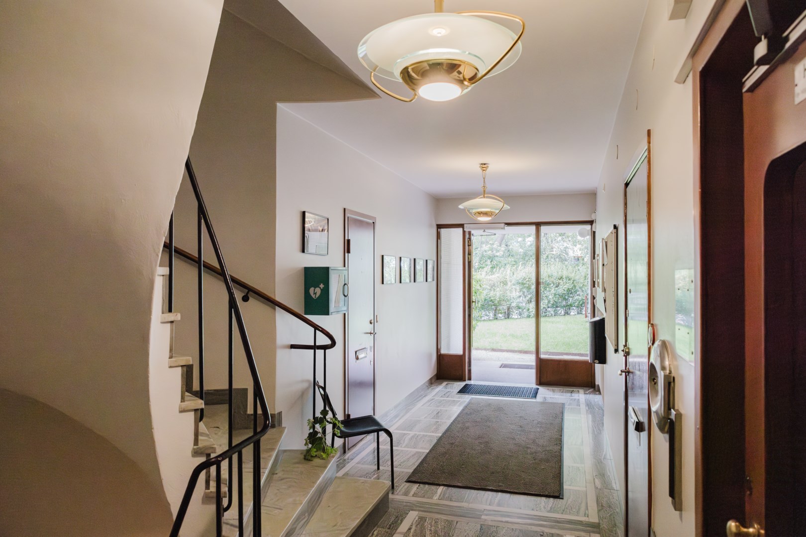 Varsamt renoverat trapphus rikt på originaldetaljer.